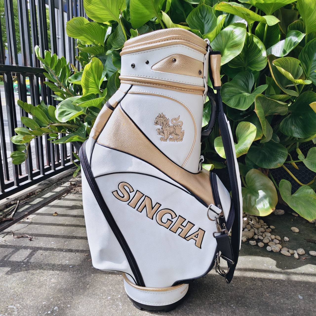ถุงกอล์ฟ สิงห์ มือสองของแท้ เป็นถุง TOUR รุ่นนี้ สีขาวสวยมาก