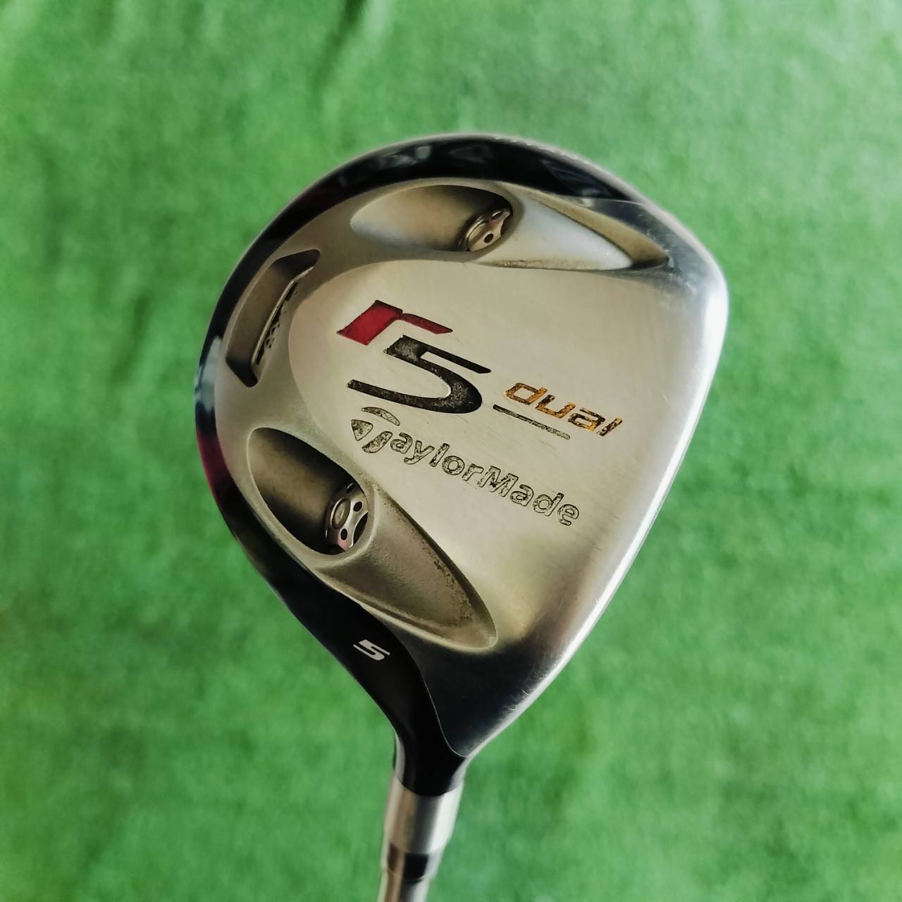 FW5 Taylormade r5 dual มีหมุดสามารถสลับบนล่าง เพื่อสร้างให้ FADE หรือ DRAW เพื่อให้เข้ากับวงสวิงที่สุดค่ะ ไม้กอล์ฟพรีเมี่ยมมือสอง ของแท้ By NakaraLuxurious