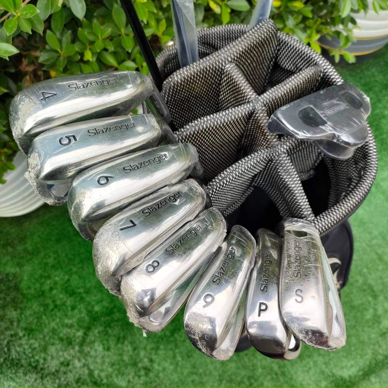 * ลดล้างสต๊อก * มีชุดเดียว * ไม้กอล์ฟครบชุด SLAZENGER ของใหม่มือหนึ่งในซีลทุกไม้ มีหัวไม้ครบ 1 3 5 Driver หัวใหญ่ วัสดุ FORGED TITANIUM หน้าเด้ง ชุดเหล็ก 4 - 9 พร้อม PW SW PUTTER SLAZENGER ชดเชย ความผิดพลาดได้สูง คุณภาพดีมาก