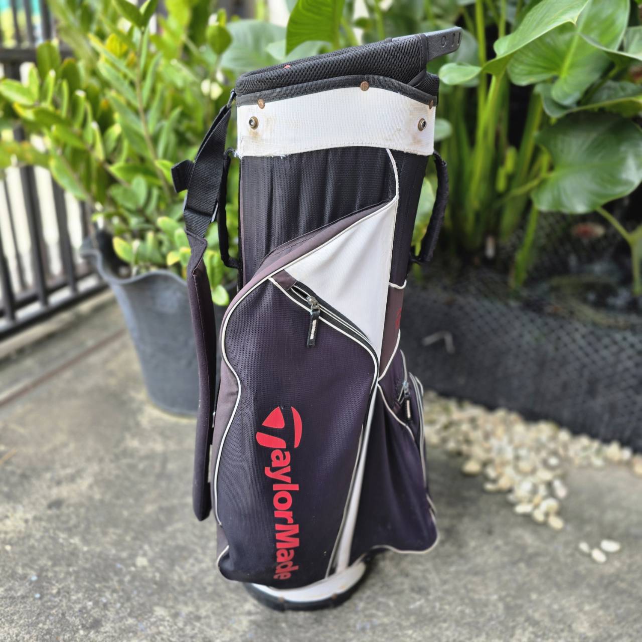 *** มีตำหนิ รูตรง COVER *** ถุงกอล์ฟ Taylormade ของแท้ มือสอง เป็นรุ่นแบบ 14 ช่องค่ะ