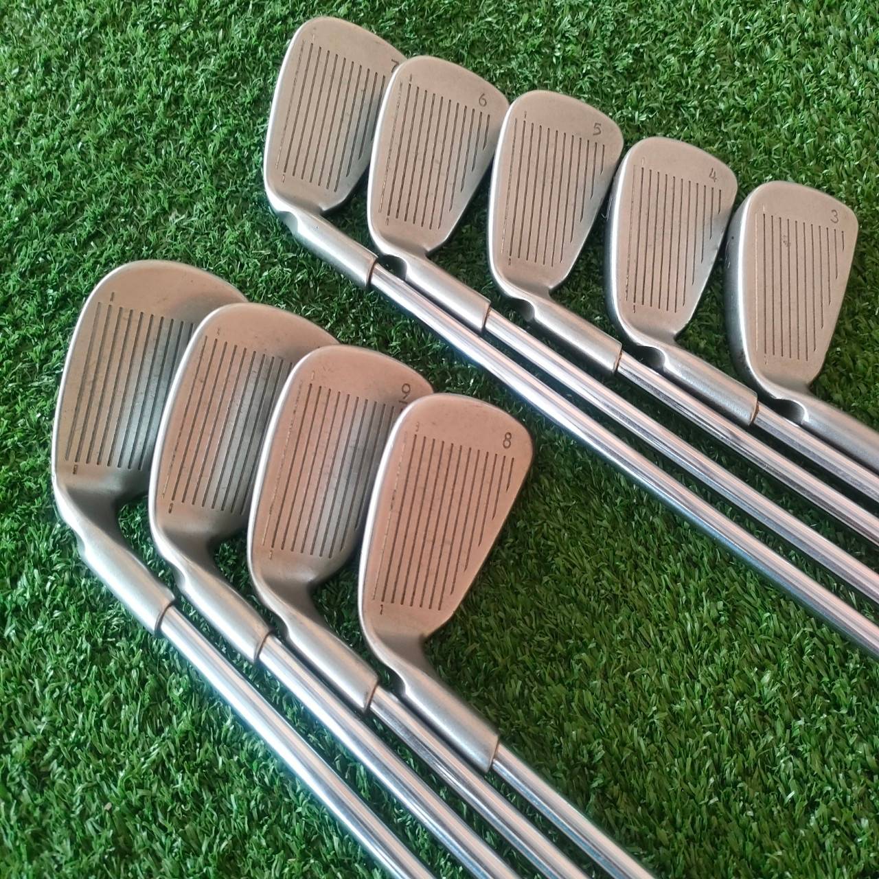 ชุดเหล็ก PING i3 O-SIZE จุดแดง มีเหล็ก 3 - 9 เเละ PW SW ก้าน CUSHIN *** มีสติ๊กเกอร์ด้านหลังหลุด*** แต่สภาพโดยรวมสวยสมบูรณ์ ไม้กอล์ฟมือสอง ของแท้ BY NakaraLuxurious