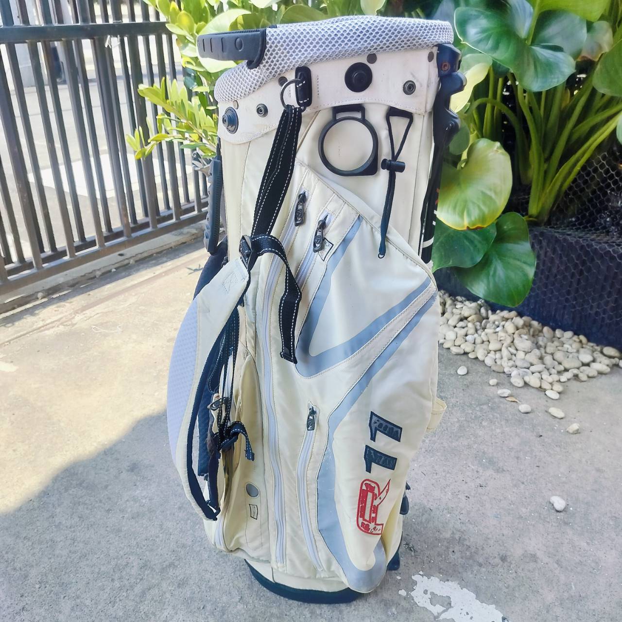 ** ไม่มี COVER ** ถุงกอล์ฟ Taylormade R11 มือสอง รุ่นขาตั้ง มีสายสะพาย