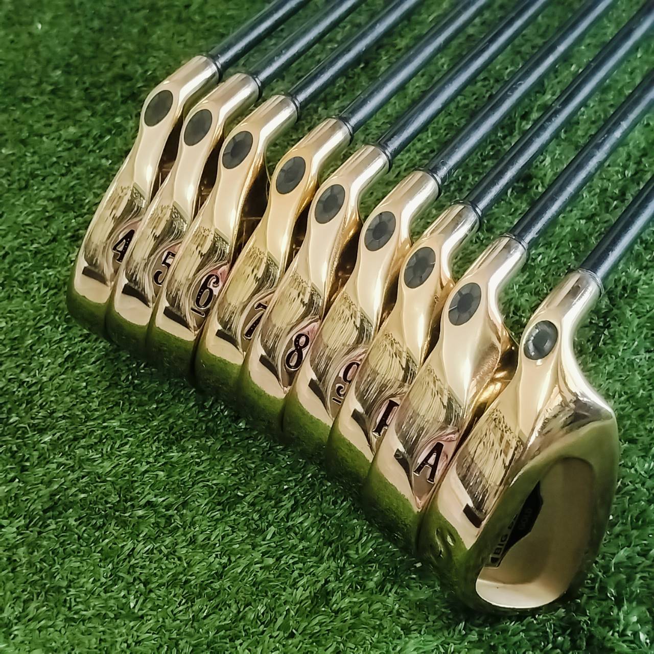 ชุดเหล็ก Callaway BIGBERTHAR GOLD ผลิตจากวัสดุ ทองแดงเบริลเลียม ( BeCu ) ปัดเงาให้เรียบร้อย สวยระดับนางฟ้า หรูหรามาก ไม้กอล์ฟพรีเมี่ยมมือสอง By NakaraLuxurious