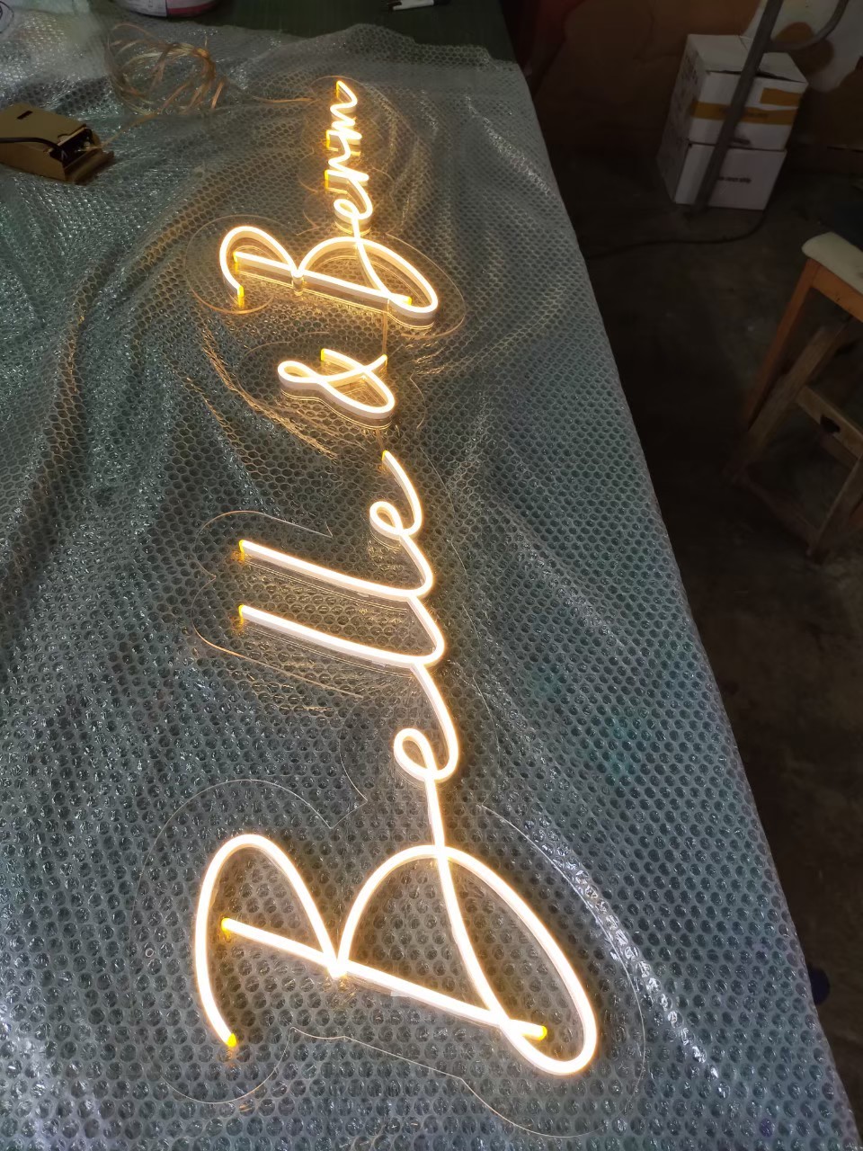 ไฟนีออน เฟค