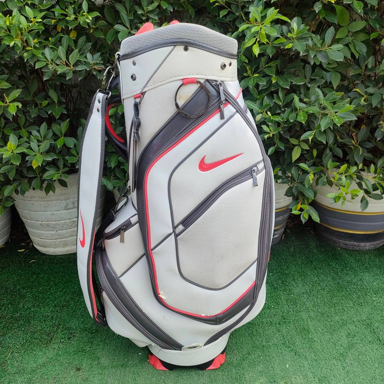 ถุงกอล์ฟ NIKE มือสอง ** ถุงกอล์ฟมีตำหนิ มีรอยลอก 2 จุด มีรุปให้ชมค่ะ **