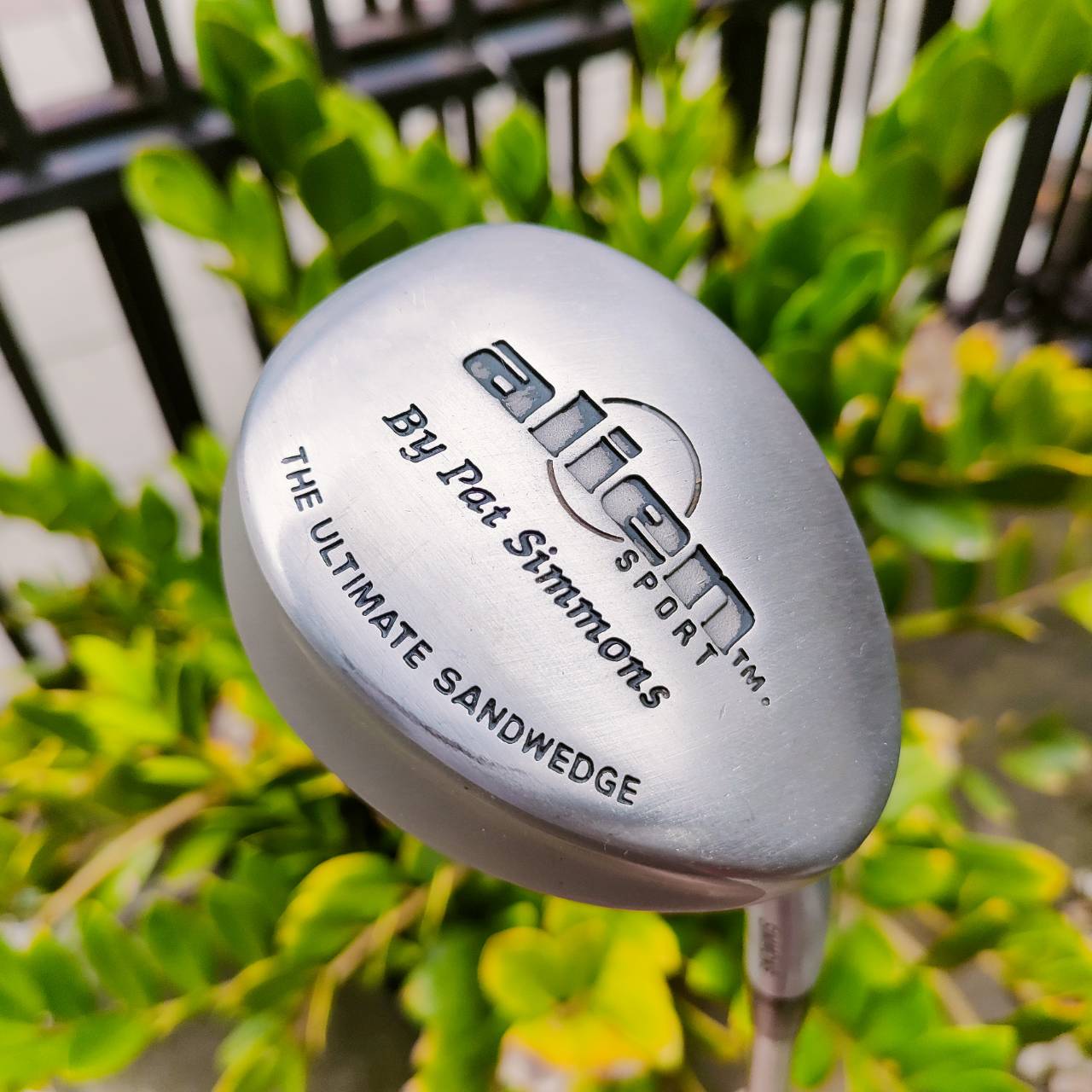 WEDGE ระเบิดทรายโดยเฉพาะ ALIEN SPORT ออกแบบพิเศษ ทั้ง BOUNCE ที่เข้าทรายได้ดี SOLE หนา หน้าใบพิเศษ ชิพง่าย ตีขึ้นทรายได้อย่างสบายๆค่ะ ไม้กอล์ฟพรีเมี่ยมมือสอง ของแท้ By NakaraLuxurious