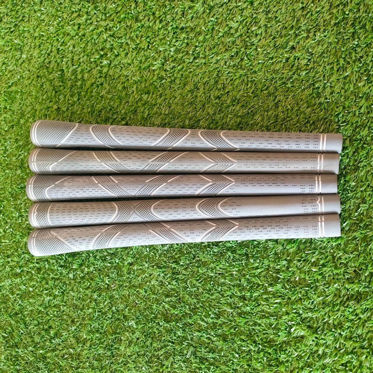 **ราคาต่อชิ้น** GRIP CUSTOM ของใหม่!!! วัสดุพรีเมี่ยม ออกแบบลายให้จับพอดีกับลักษณะมือ!! มือหนึ่ง ของแท้ BY NakaraLuxurious
