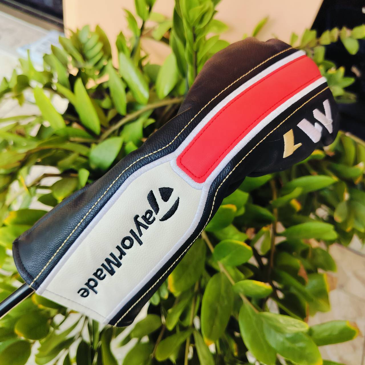 FW5 Taylormade M1 ตีดีมากๆ สามารถปรับวิถีลูกซ้ายหรือขวาได้ และปรับมุมเหินได้ที่คอไม้ค่ะ เพื่อได้ตำแหน่งที่เข้ากับวงสวิง กระดองเคฟล่าอย่างดี CG ต่ำ COVER แท้เดิม ไม้กอล์ฟพรีเมี่ยมมือสอง ของแท้ By NakaraLuxurious