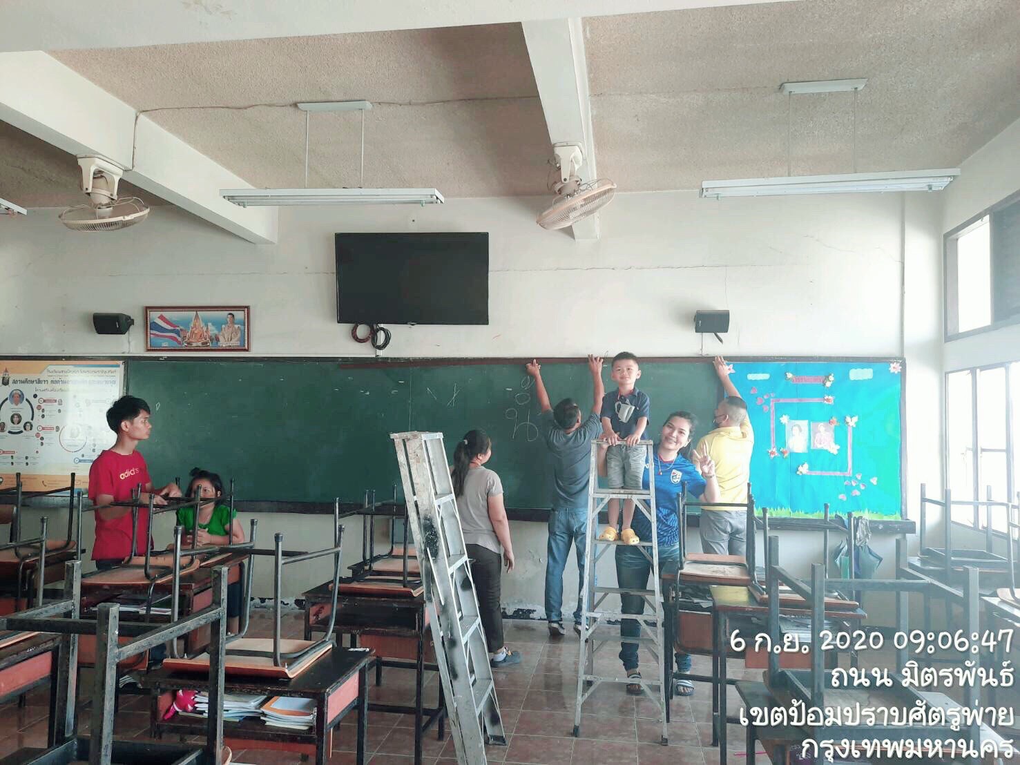 รร.สายปัญญา ปูกระเบื้องพื้น&ติดตั้งกระดานถนอมสายตา