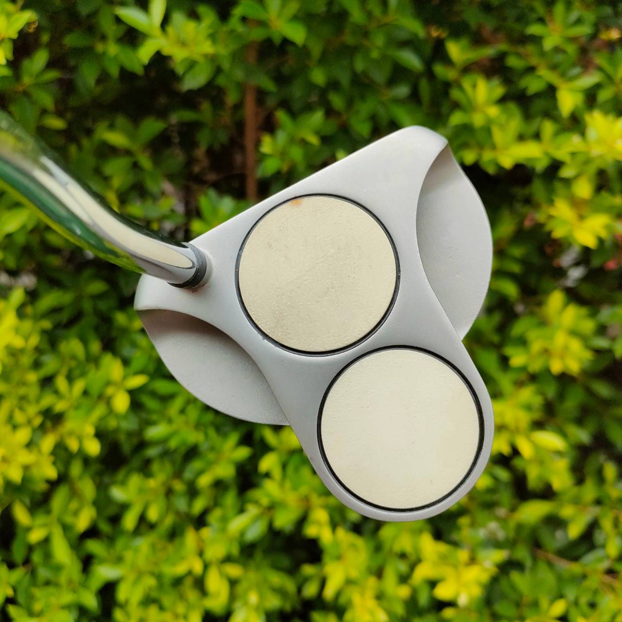 PUTTER ODYSSEY 2-BALL WHITE HOT XG ความยาว 34 นิ้ว สภาพสวยเดิมๆทุกอย่าง สติ๊กเกอร์ที่ก้านอยู่ครบ COVER เดิม ไม้กอล์ฟมือสอง ของแท้ BY NakaraLuxurious