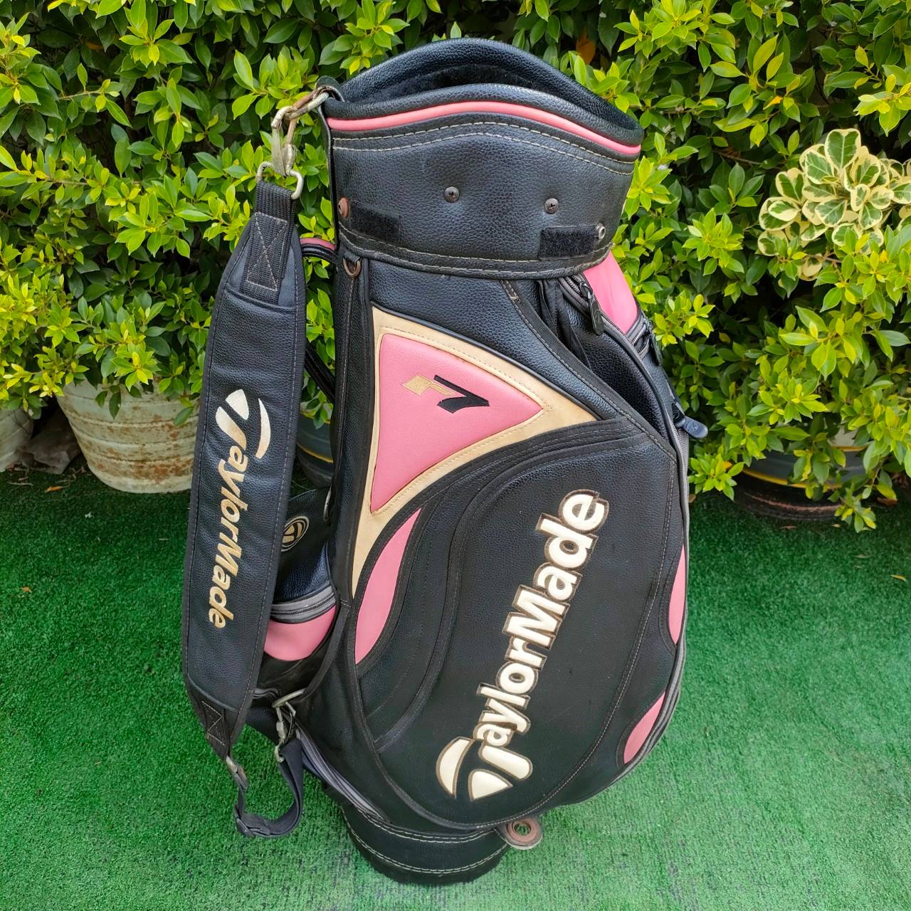 ถุงกอล์ฟ TAYLORMADE R7 ** เเป๊ก COVER หลุด 2 จุดค่ะ ** เจ้าของเดิม ใส่เพิ่ม ตุ๊กแก คุณภาพดี ใช้งานได้ดี ถุง TOUR ใบใหญ่ มือสอง ของแท้ BY NakaraLuxurious