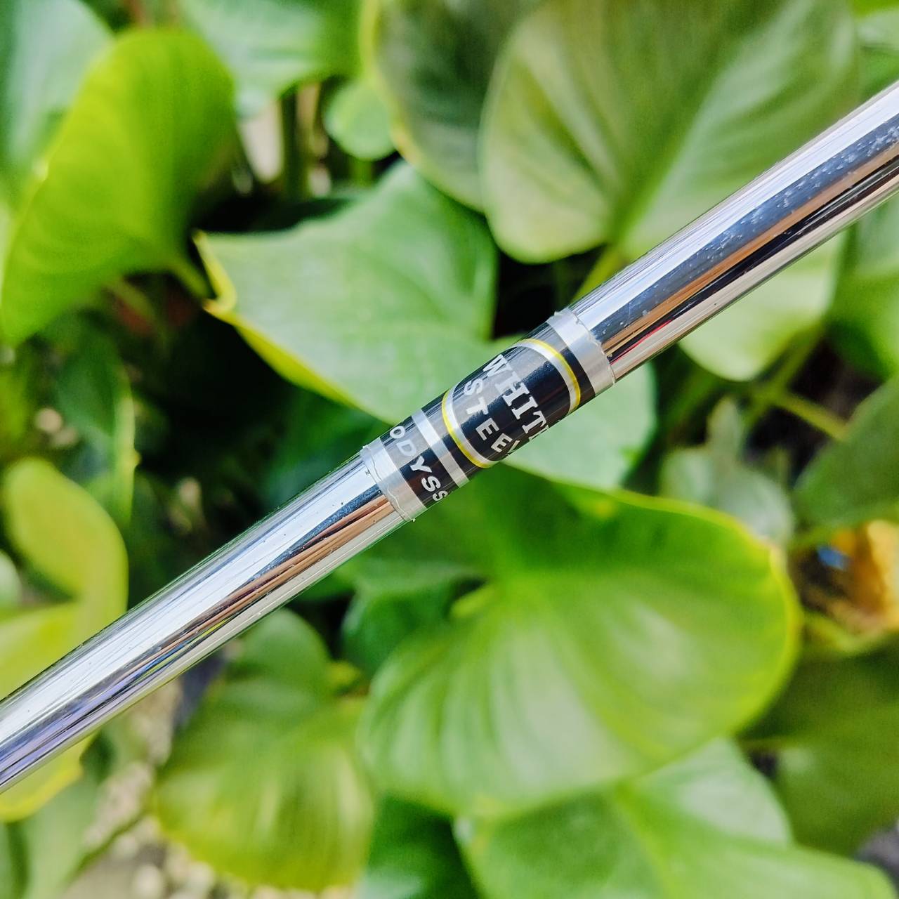 PUTTER ODYSSEY ROSSIE WHITE STEEL ยาว 34 นิ้ว รุ่นเป็นหน้า MILLED มีลวดลาย เพื่อช่วยให้ลูกหมุนเกาะไลน์ยิ่งขึ้น ไม้กอล์ฟพรีเมี่ยมมือสอง ของแท้ By NakaraLuxurious