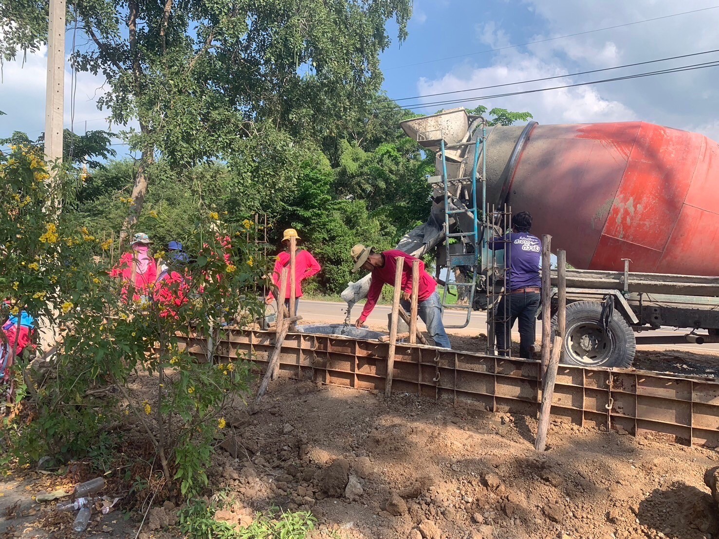 สร้างกำแพงวัดดงกะเชา จ.สุพรรณบุรี