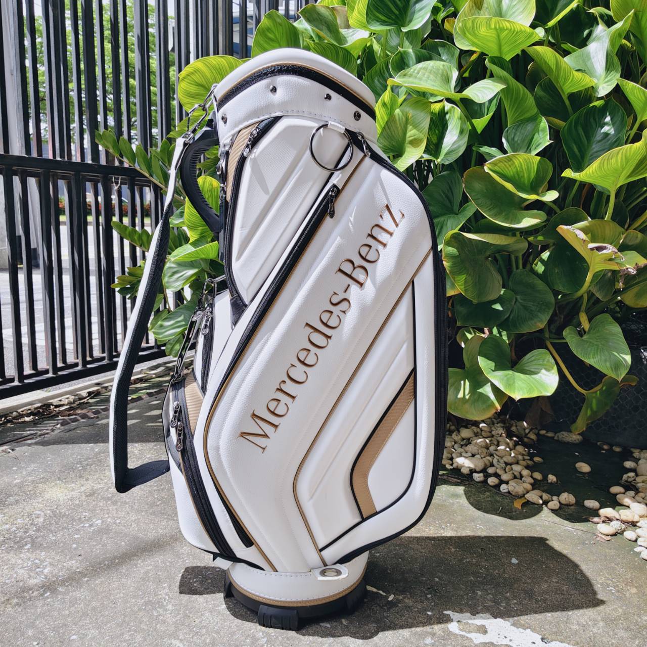 Taylormade x Mercedes-Benz Golf Bag ✨ สำหรับนักกอล์ฟผู้ชื่นชอบความหรูหราและฟังก์ชันที่เหนือระดับ