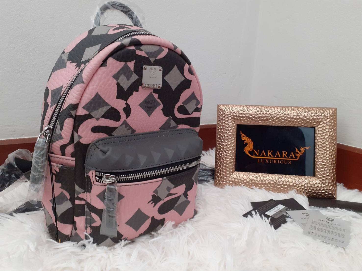 NAKARA LUXURIOUS ของใหม่ กระเป๋าเป้ MCM ของแท้ ลายทหาร สีชมพู รุ่นลิมิเต็ด Size Mini มีการ์ด