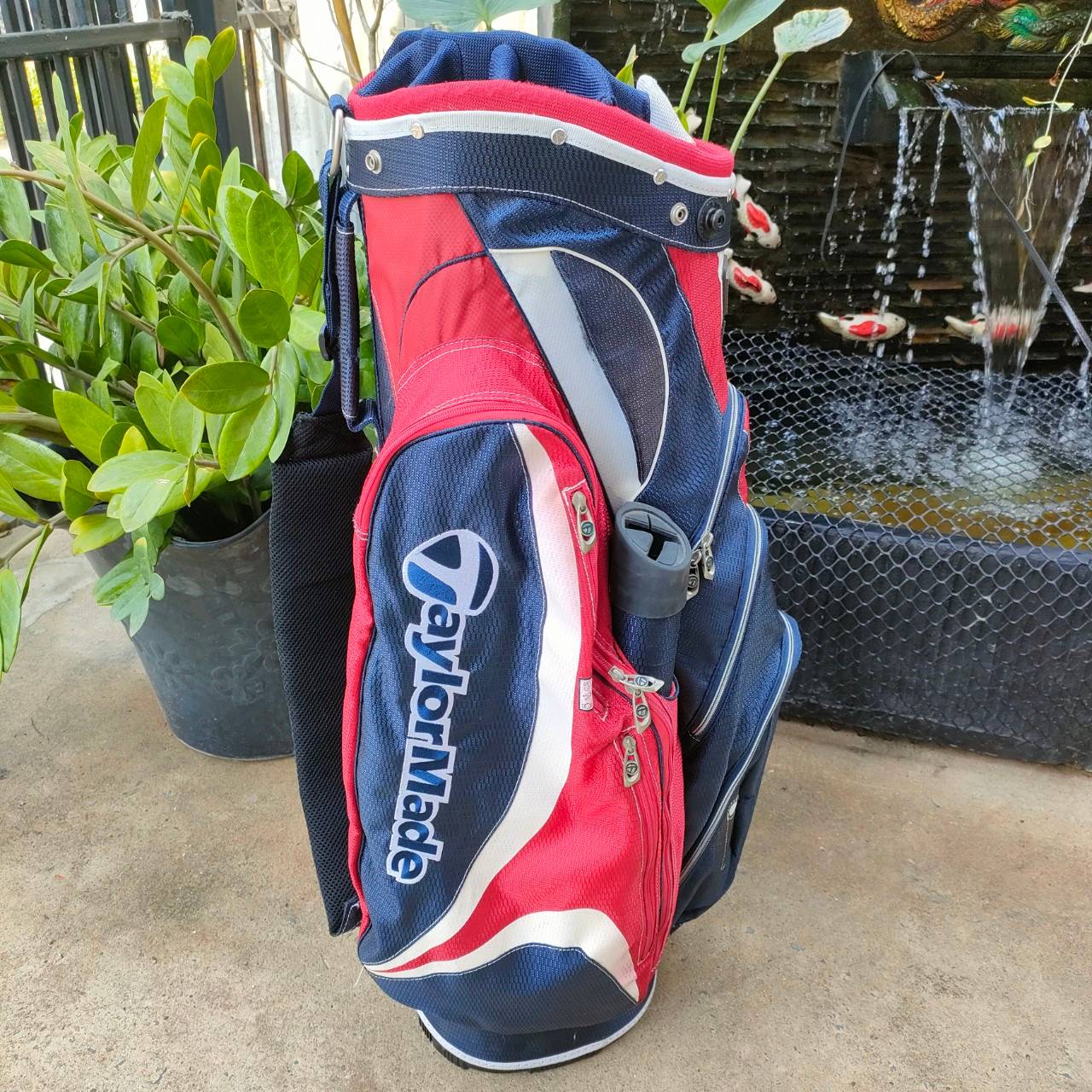 *** ไม่มี COVER *** ถุงกอล์ฟ TAYLORMADE มือสอง แบบ 14 ช่อง สภาพสวยงามมาก ใช้งานดีมาก ถุงของแท้ ราคาของใหม่แพงมาก ไม้กอล์ฟมือสอง ของแท้ BY NakaraLuxurious