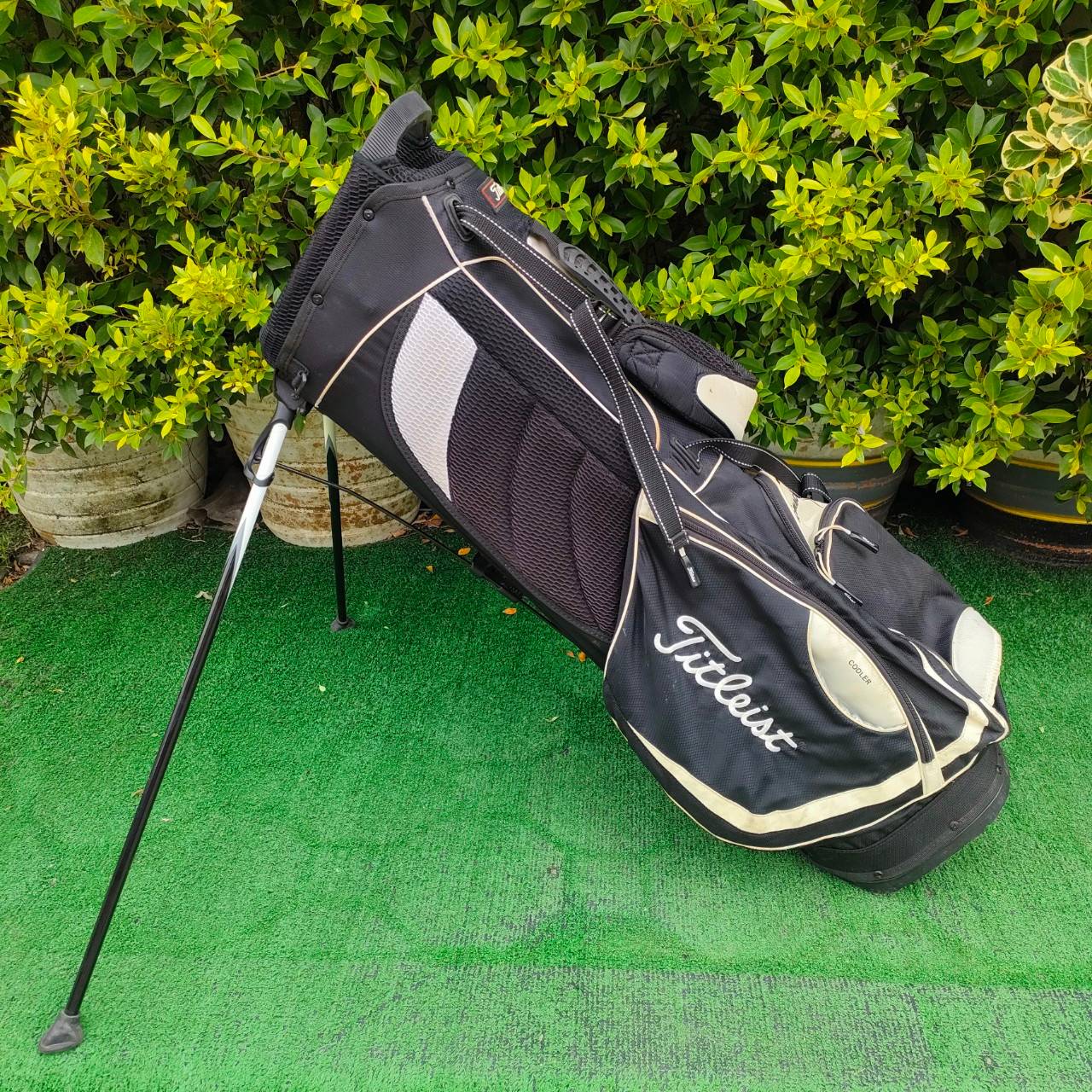ถุงกอล์ฟ TITLEIST ขาตั้ง มือสอง สภาพตรง COVER มีรอยนิดหน่อย แต่ตัวถุงสวยงาม ขาตั้งแข็งแรง กันน้ำ มีสายสะพายคล้องหลัง มือสอง ของแท้ BY NakaraLuxurious