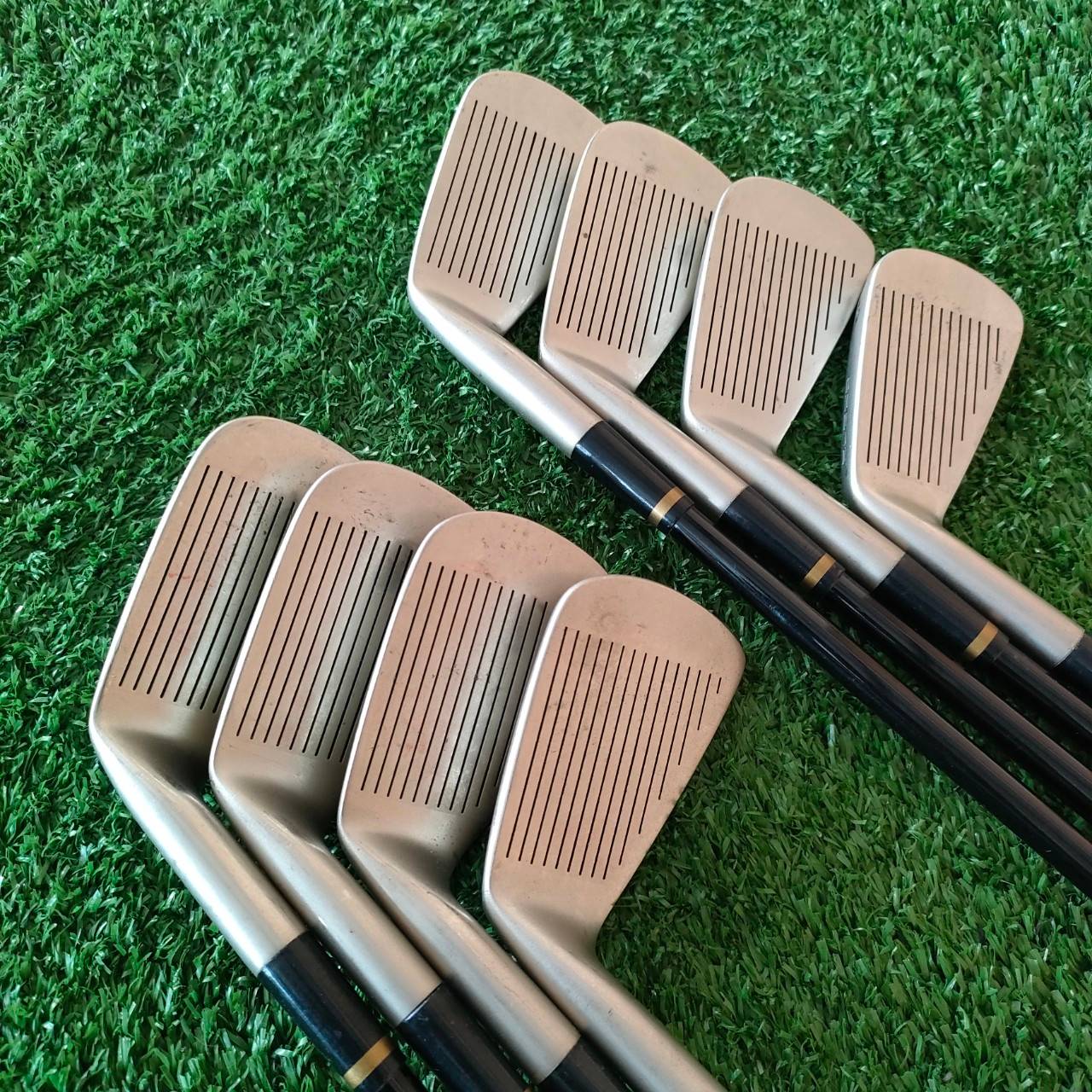 ชุดเหล็ก KING COBRA C-J SPECIAL 001 OVERSIZE มีเหล็ก 3,4,5,6,7,8,9,10 ก้าน KING COBRA FLEX R สภาพสวยเดิมเหล็กครบ COBRA เป็นแบรนด์ที่ตั้งใจผลิต ให้ออกมาตีง่ายมากๆและรุ่นนี้ ใบใหญ่ OVERSIZE ทำให้ตีโดนง่ายมาก ตีสบายๆระยะดี ทิศทางดี สปินดีครับ ราคาก็คุ้มแสนคุ