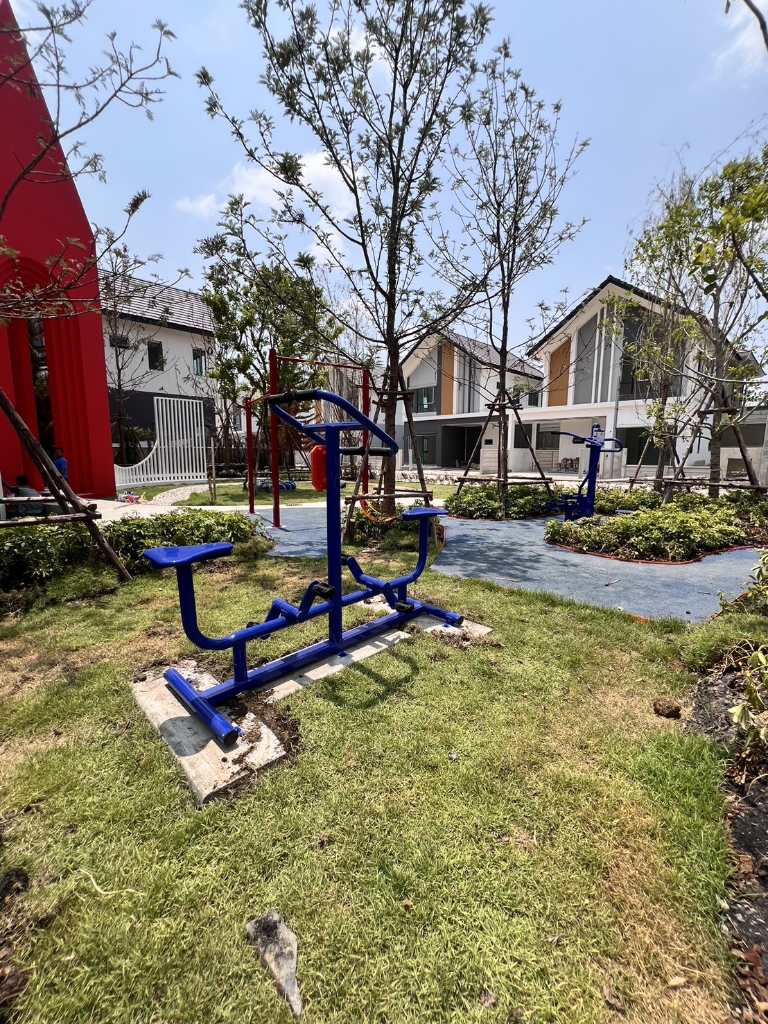 เครื่องออกกำลังกายกลางแจ้ง อุปกรณ์บิดเอวและย่ำเท้าสลับ ลานกีฬาอเนกประสงค์ สนามกีฬา ผลิตในไทย สั่งทำตามสีที่ต้องการได้