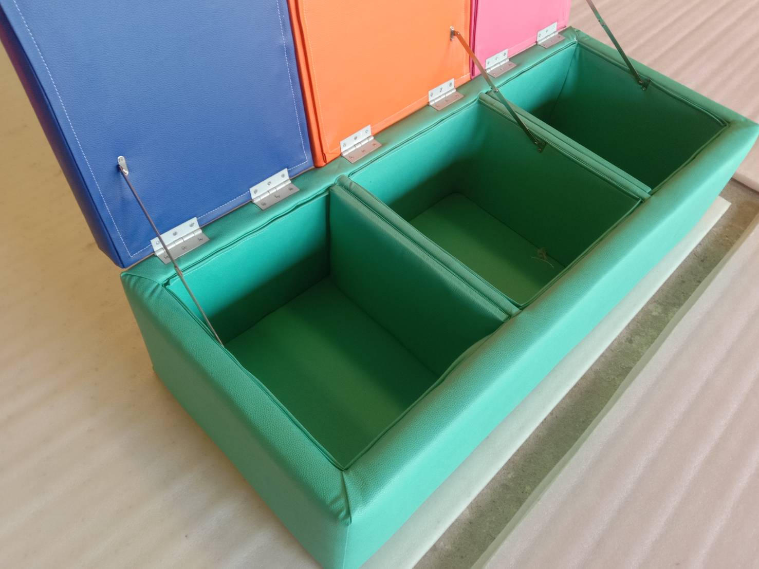 สตูลจัดระเบียบนุ่มนิ่ม ,กล่องเก็บของ,สตูลเปิดเก็บของ,เฟอร์นิเจอร์เด็ก เบาะหนังนุ่มนิ่ม softplay, indoor playground kidszone สวนสนุกในร่ม รับสั่งทำ บ่อบอล ห้องบอล ตามขนาด