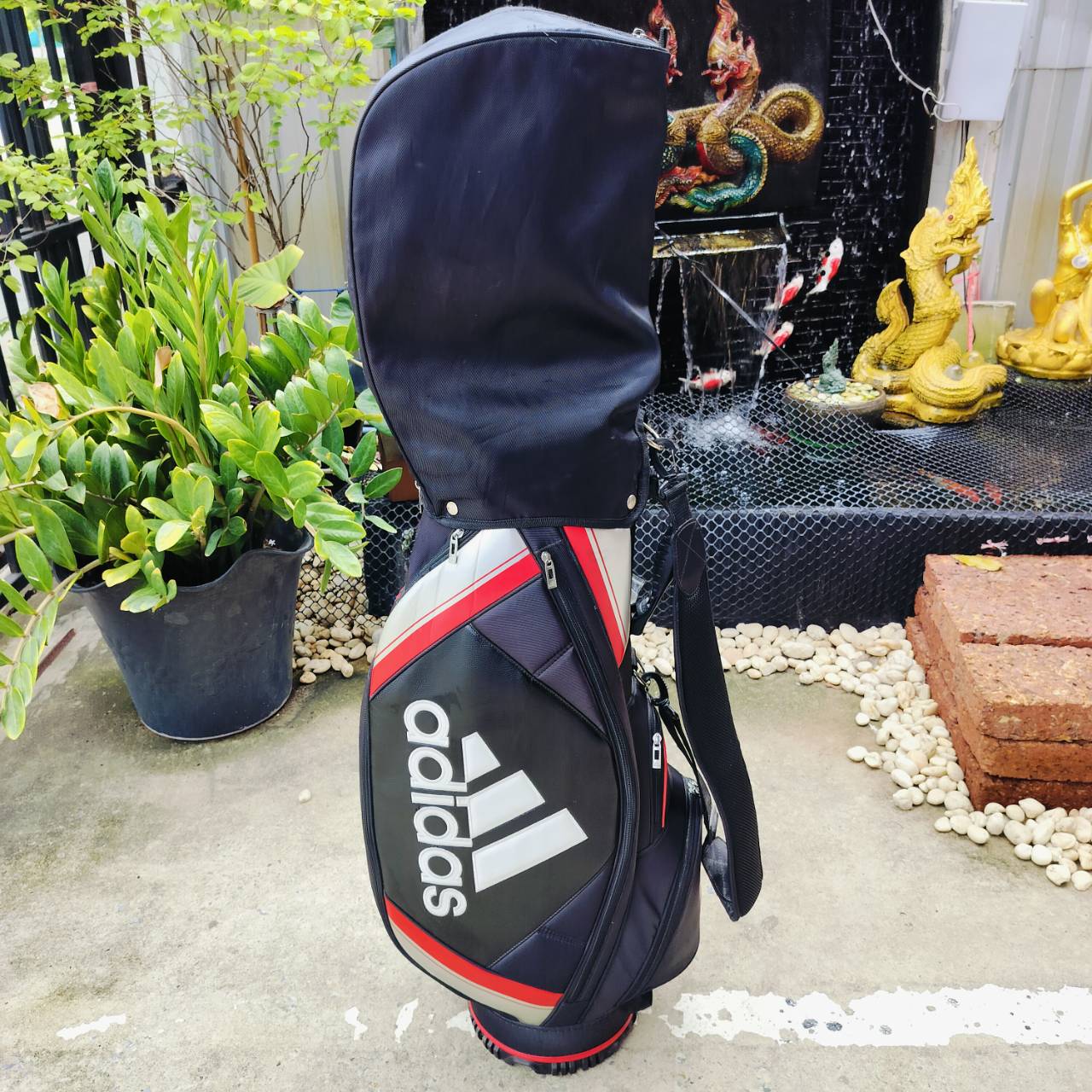 ถุงกอล์ฟ ADIDAS ของแท้ มือสอง สภาพสวยมาก เดิมๆ คุณภาพดีมาก ถุงเบากันน้ำ ของใหม่มีราคาแพงมาก!!!