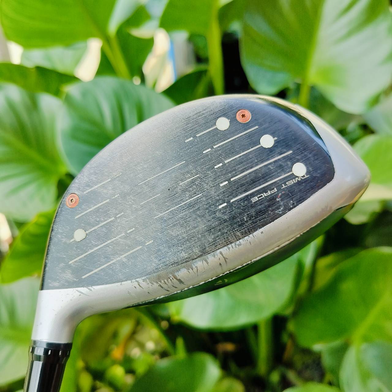 Driver Taylormade M6 องศา 10.5 ก้าน FUBUKI TM5 FLEX SR . เทคโนโลยีการออกแบบหน้าไม้ที่ช่วยชดเชยความผิดพลาด แก้ไขลูกฮุกจากการที่ตีโดนขอบบนใกล้ปลายไม้ โดยเพิ่มองศาขึ้นและหน้าไม้เปิดตรงบริเวณดังกล่าวทำให้ลูกพุ่งตรงขึ้นกว่าเดิม ไม้กอล์ฟพรีเมี่ยมมือสอง ของแท้ B