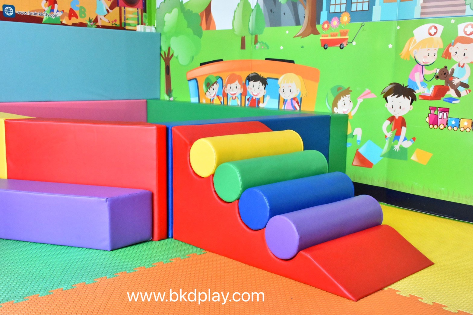 บ่อบอลห้าเหลี่ยมนุ่มนิ่ม พร้อมที่นั่งบุผนัง บ่อบอลรับแขก , รับทำห้องบอล รับบุผนัง ทำผนังกั้นบ้านบอล คอกกั้นเบาะนุ่ม, Softplay หนังนุ่ม คอกกั้นเด็ก ,เครื่องเล่นสนามในร่ม Kid Zone สำหรับโรงพยาบาล คลินิกโรงเรียน และศูนย์การค้าต่างๆ