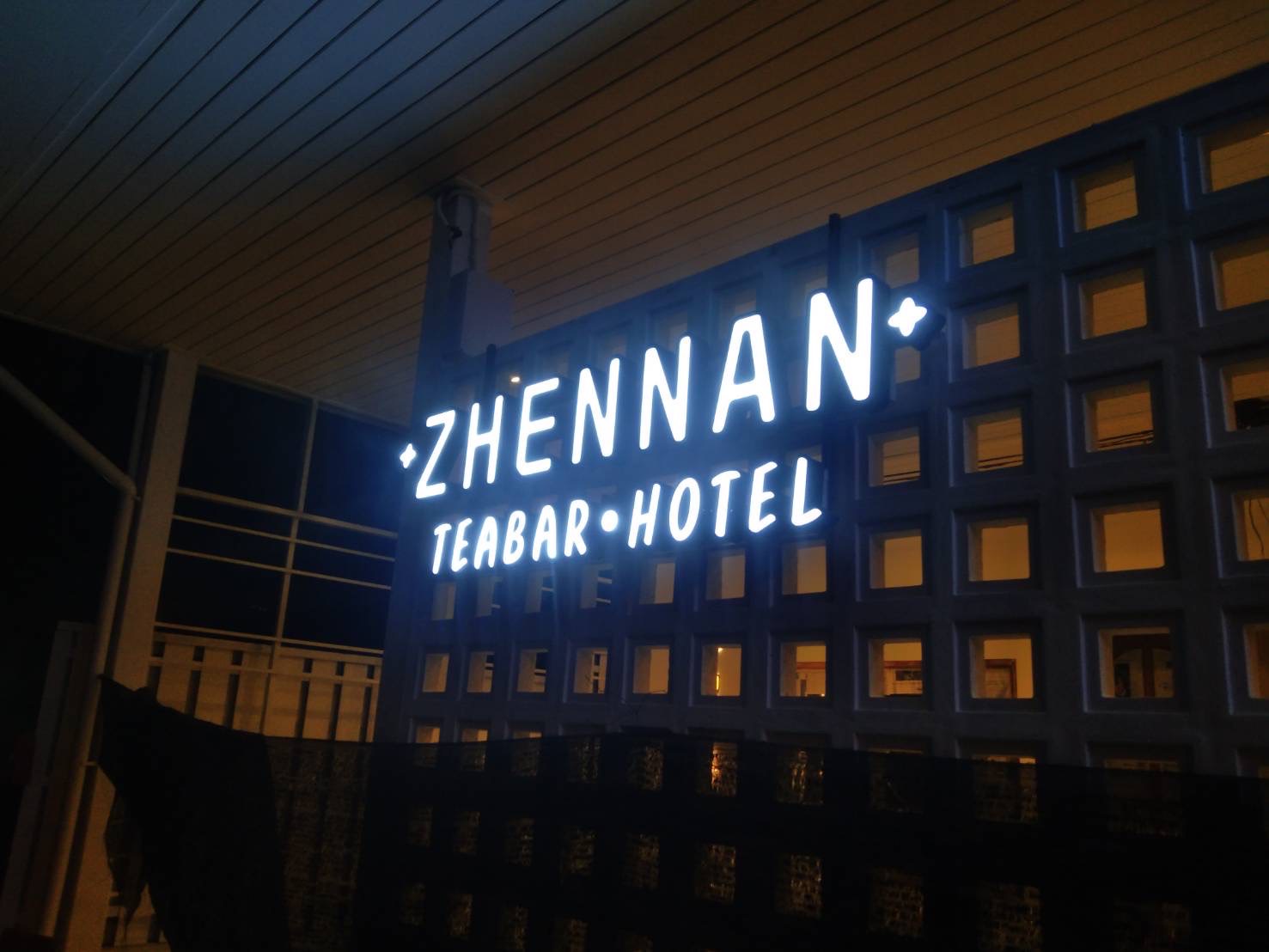 งานผลิตติดตั้ง ป้ายอักษรไฟออกหน้า กล่องไฟซิงค์ อักษรซิงค์ยกขอบไฟออกหลัง ป้ายเชียงใหม่