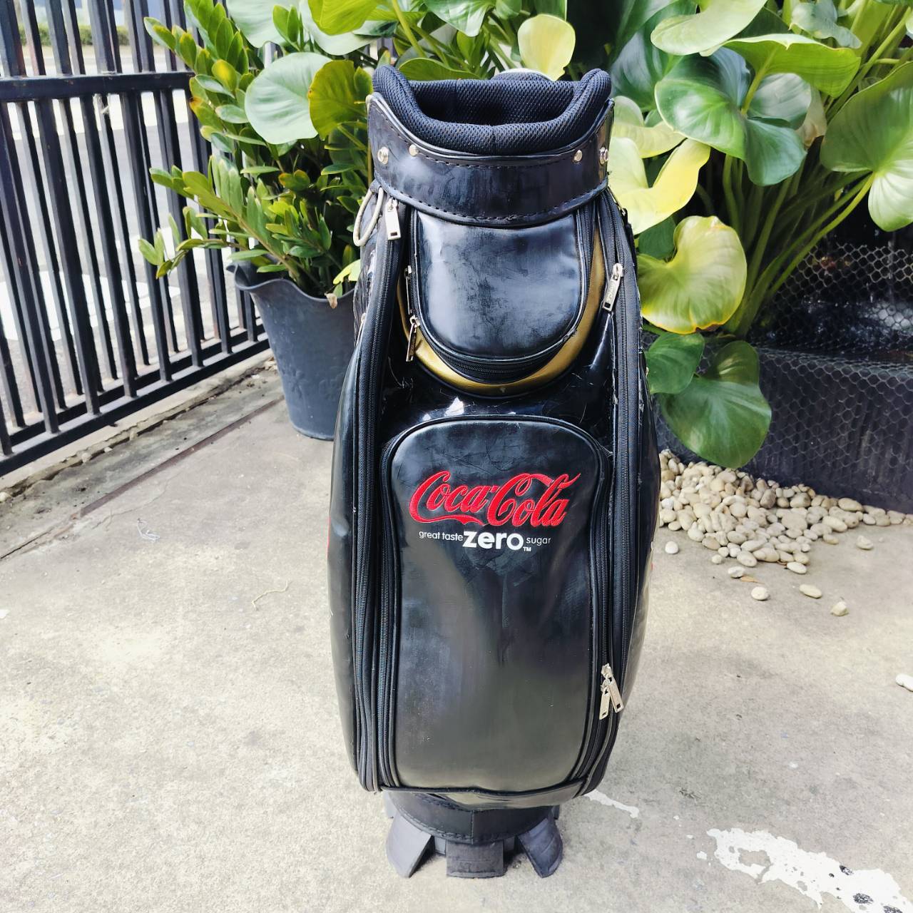 ** มีตำหนิหนังลอก ** ถุงกอล์ฟ COKE ZERO ของแท้ มือสอง มีตำหนิหนังลอกบางจุด โดยรวมยังใช้ได้