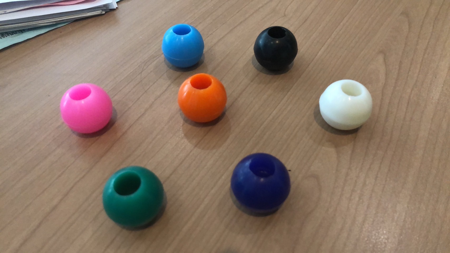 ลูกปัดพลาสติก 2 เซนติเมตร รู 1 เซนติเมตร ลูกปัดเด็ก ราคาต่อ 1 เม็ด ขั้นต่ำ 20เม็ด เสริมพัฒนาการ พร้อมส่ง