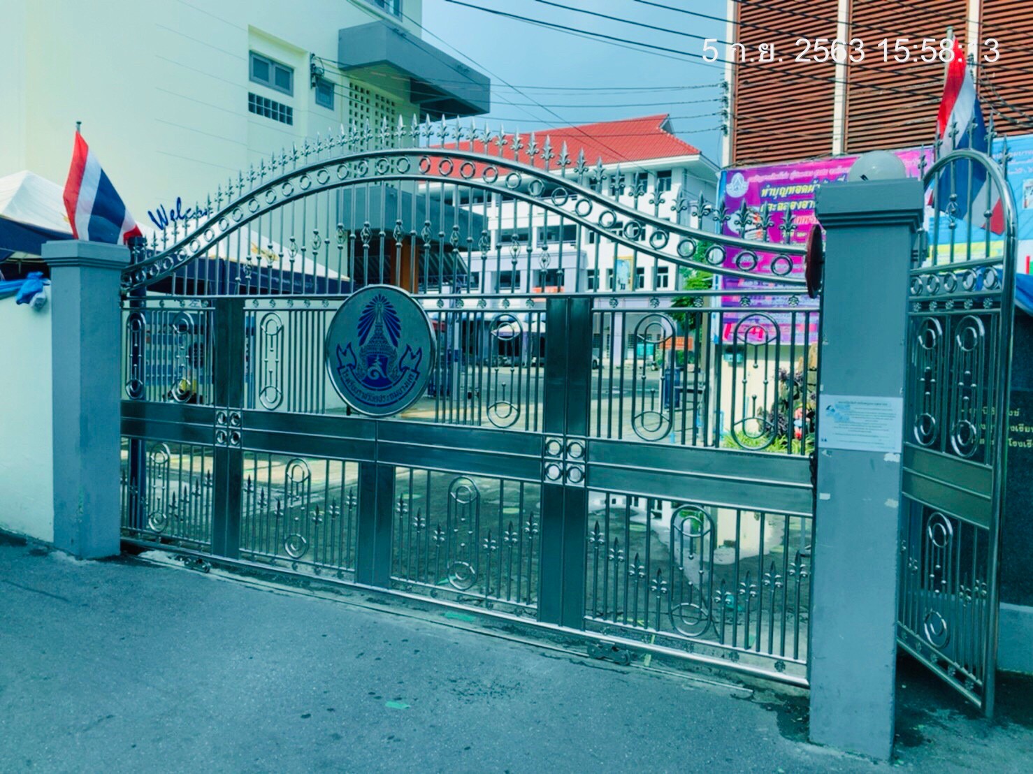 ราชวินิตประถม(บางแค)ทำเวที,ประตู,ที่นั่ง,สนามเด็กเล่น