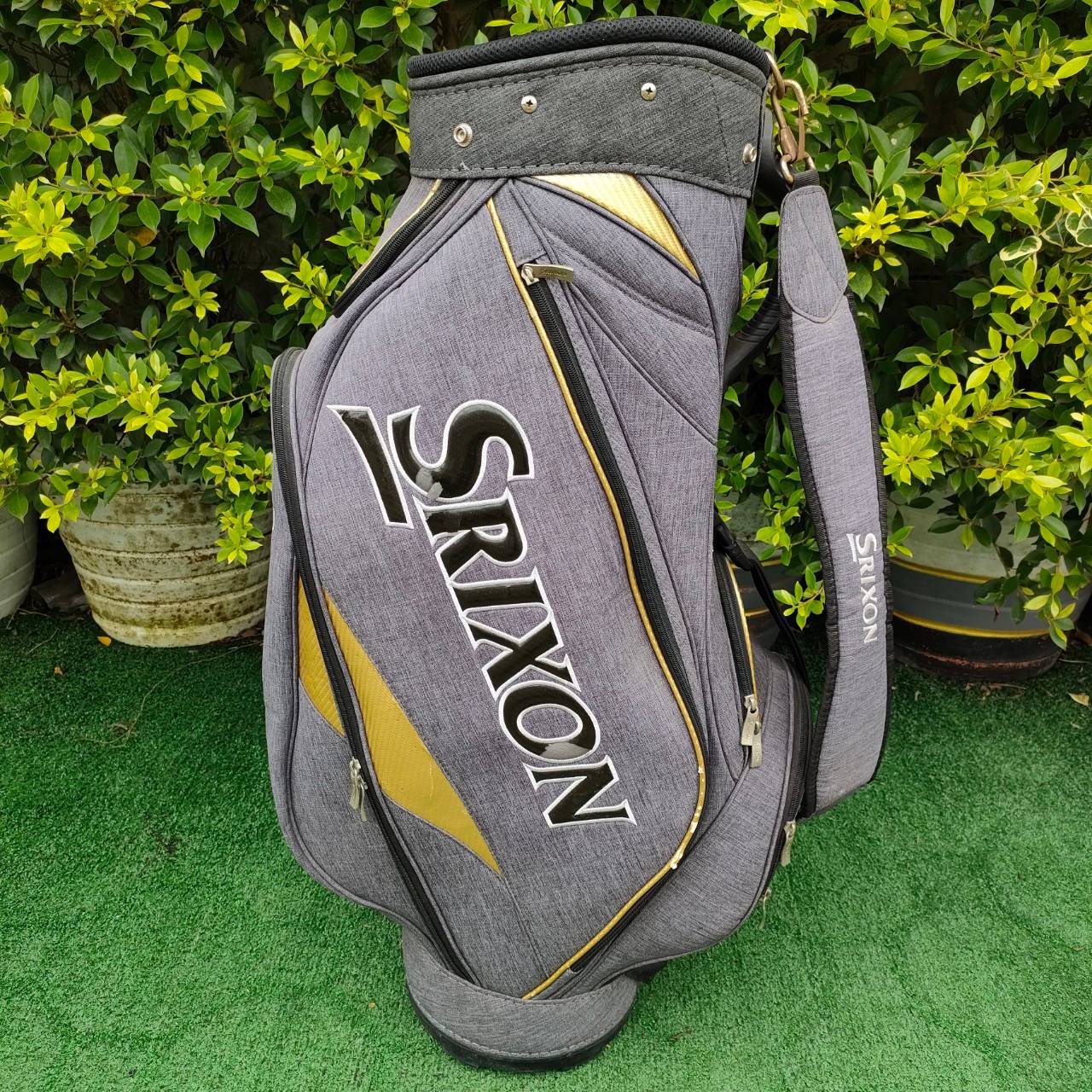 ถุงกอล์ฟ SRIXON มือสอง ปากถุง 8 นิ้ว ** ถุงกอล์ฟมีตำหนินิดหน่อยค่ะ มีรูปตำหนิให้ชมนะค๊า ** เป็นถุงของแท้จากญี่ปุ่นค่ะ มือหนึ่งแพงมาก!!! ไม้กอล์ฟมือสอง ของแท้ BY NakaraLuxurious