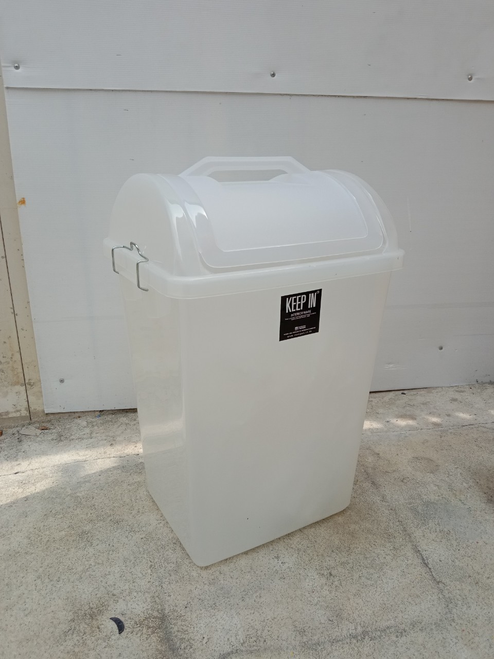 ถังขยะพลาสติกใส ทรงเหลี่ยมฝาแกว่ง 40 ลิตร