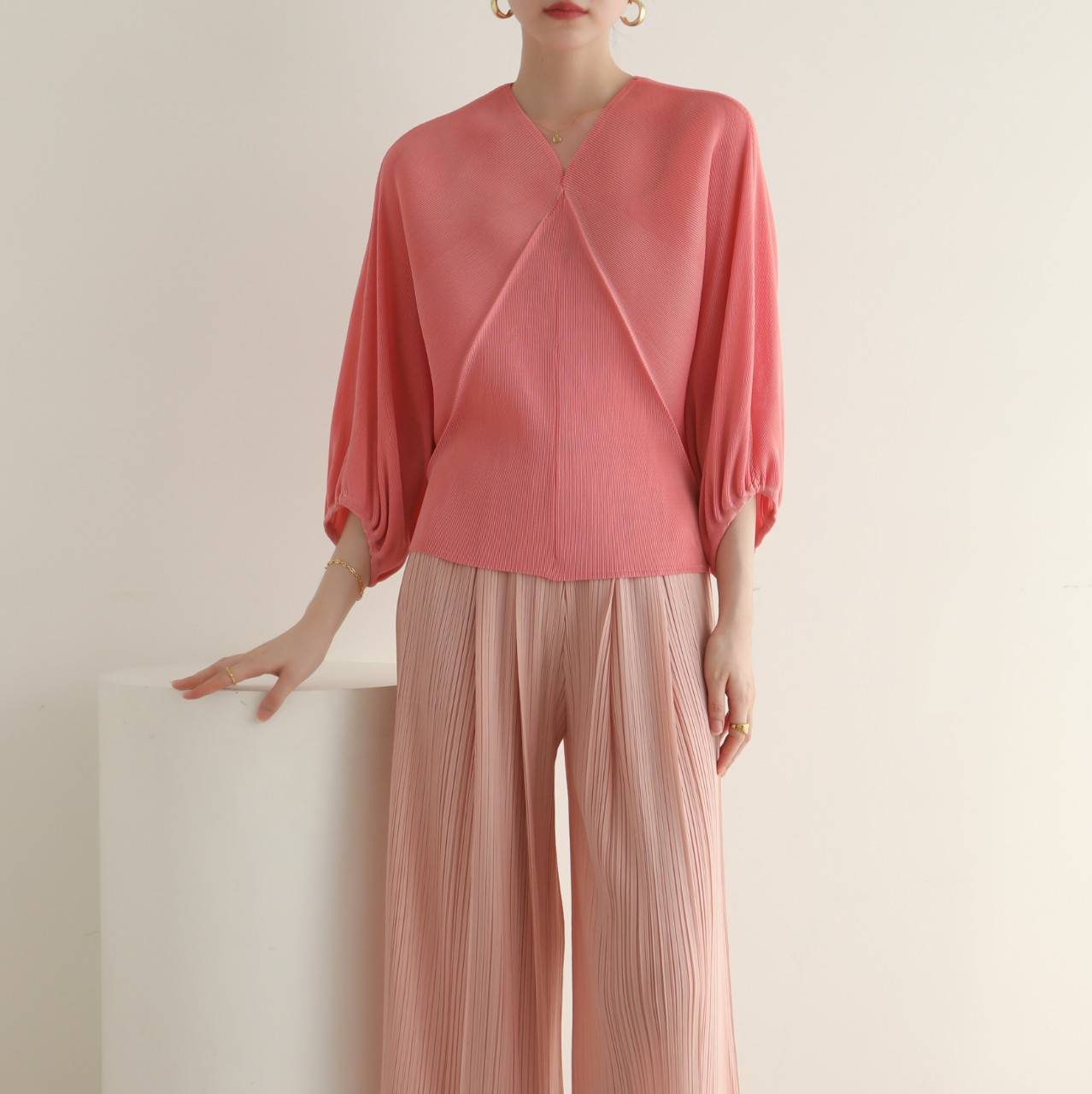 2MUAY รุ่น GJO3075 เสื้อผู้หญิง เสื้อพลีทคุณภาพ สีดำ BATSLEEVE BOW TIE PLEAT TOP FREE SIZE