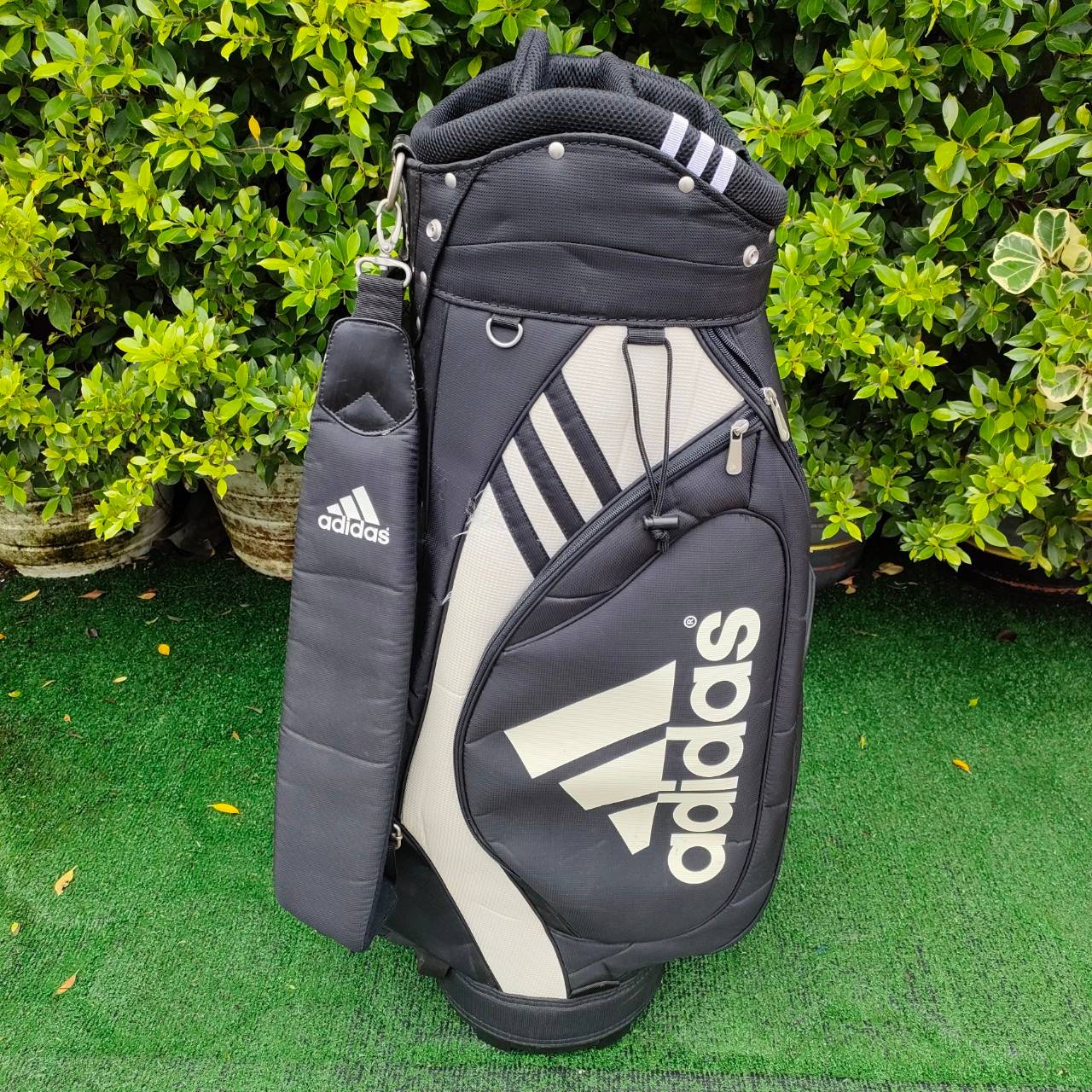 ถุงกอล์ฟ ADIDAS มือสอง สภาพสวย ดีไซน์สปอร์ต ช่องใส่ของเยอะ ของใหม่ราคาแพงมากๆ มือสอง ของแท้ BY NakaraLuxurious
