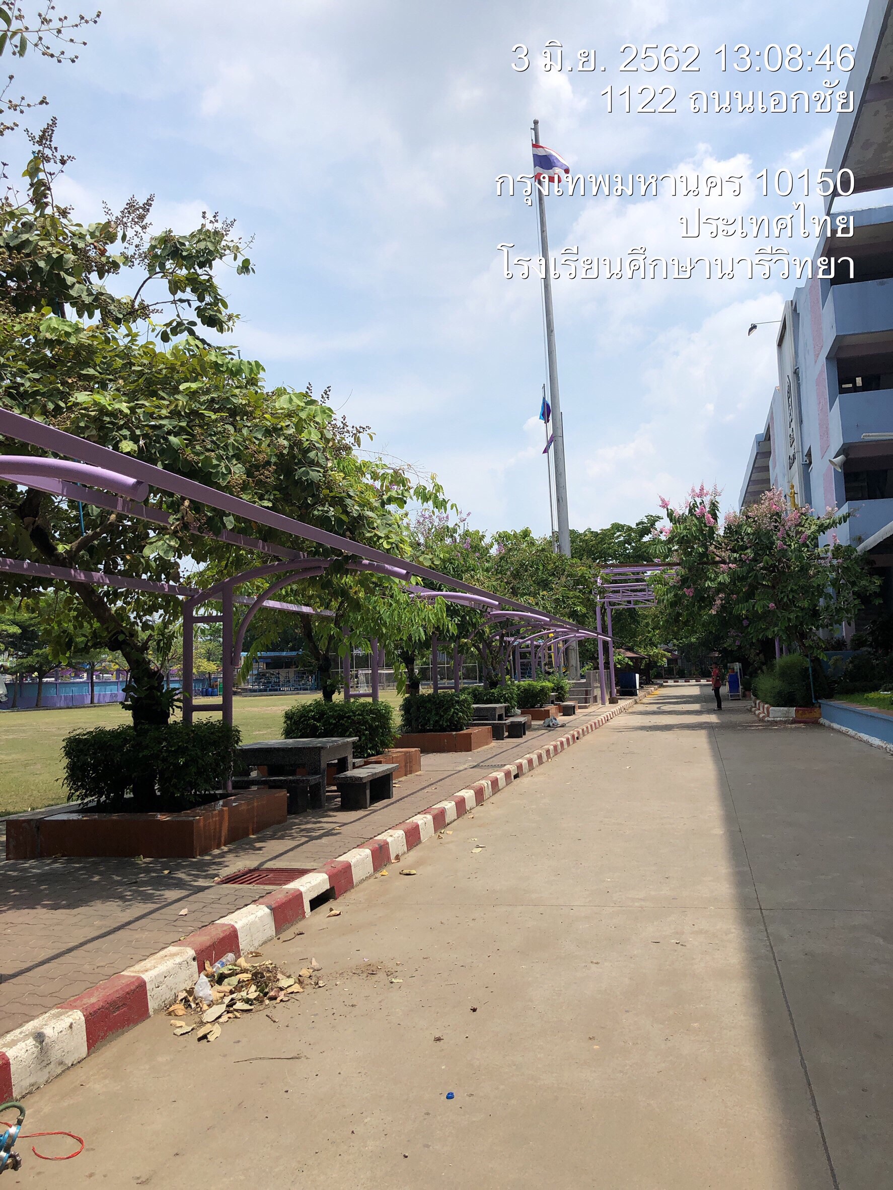 รร. ศึกษานารี ทำหลังคาทางเชื่อมอาคารเรียน
