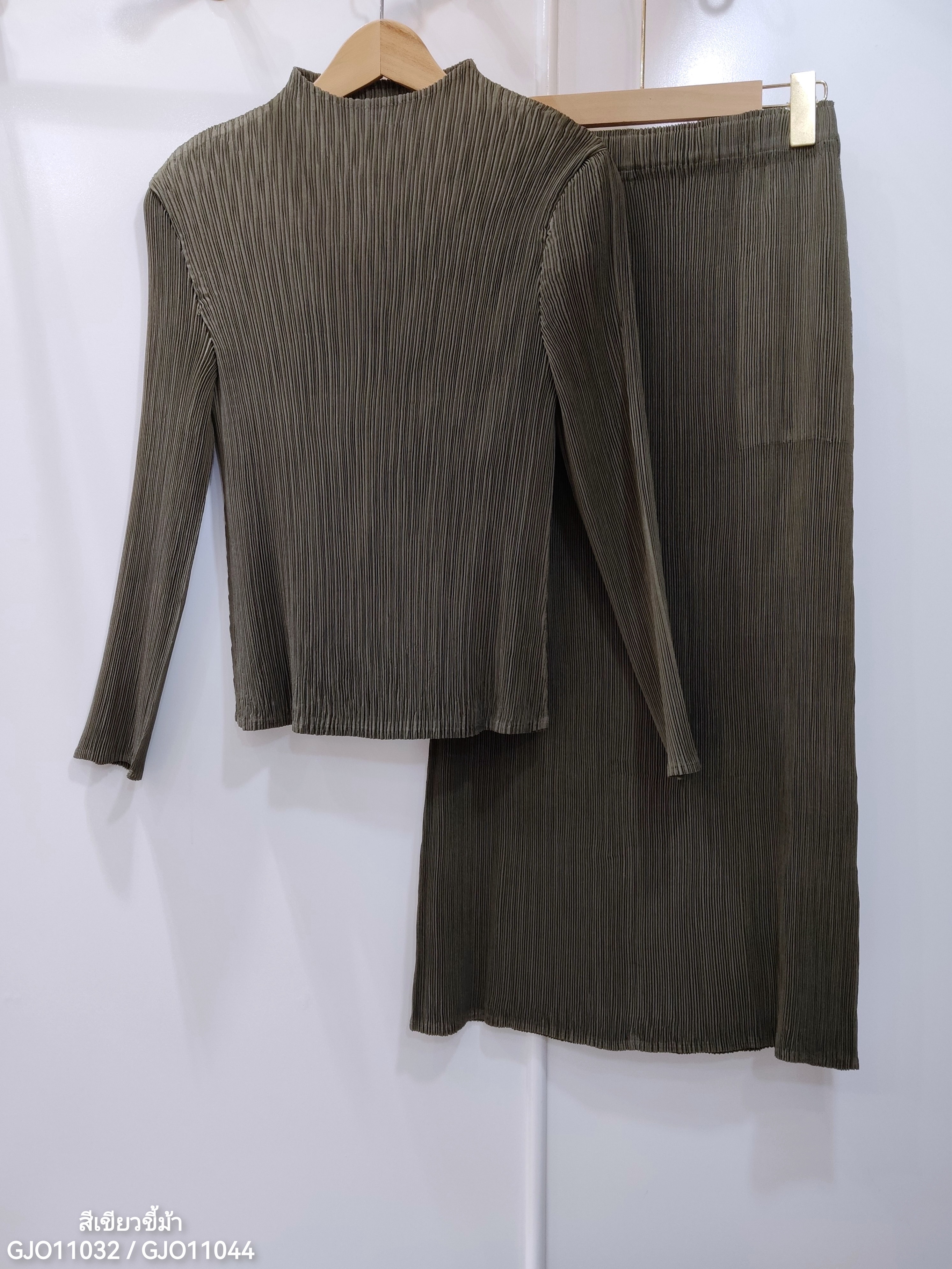ปรับราคาลง20%!! 2MUAY รุ่น GJO11032/ GJO11044 เซ็ตพลีทผ้าแมตต์ HIGHNECK LONGSLEEVE TOP WITH PENCIL SKIRT PLEATED SET 10 สี FREE SIZE