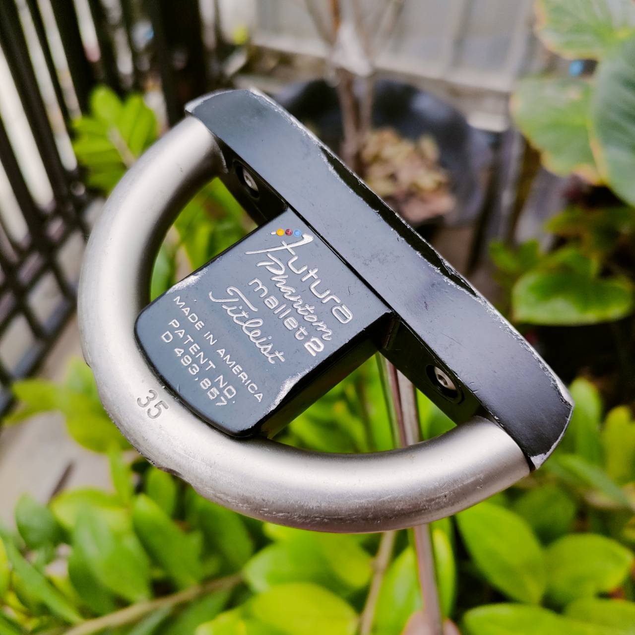 PUTTER TITLELIST SCOTTY CAMERON FUTURA MALLET2 ความยาว 35 นิ้ว พัตต์นิ่งมาก แม่นยำ ตัวถ่วงบล๊านซ์ด้านหลัง สองหมุด ชดเชย ความผิดพลาดได้อย่างสูงมากๆ นิ่งมาก ก้านตรง เวลาพัตต์ฟีลลิ่งดีมากๆๆครับ หน้า MILLED พัตต์เกาะไลน์สุดๆ เส้นเล็งดีมากๆ ไม้กอล์ฟมือสอง ของแ