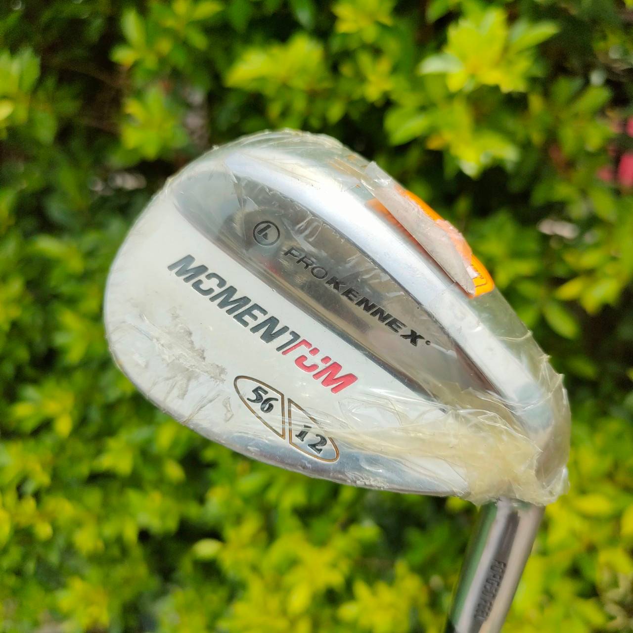 WEDGE PROKENNEX MOMENRUN ของใหม่!!! องศา 56 เบาท์ 12 หน้ายิงทรายสวยมากๆๆๆ และกัดลูกแบบสุดๆๆๆ น้ำหนักดีมากๆ ไม้กอล์ฟมือหนึ่ง ของแท้ BY NakaraLuxurious