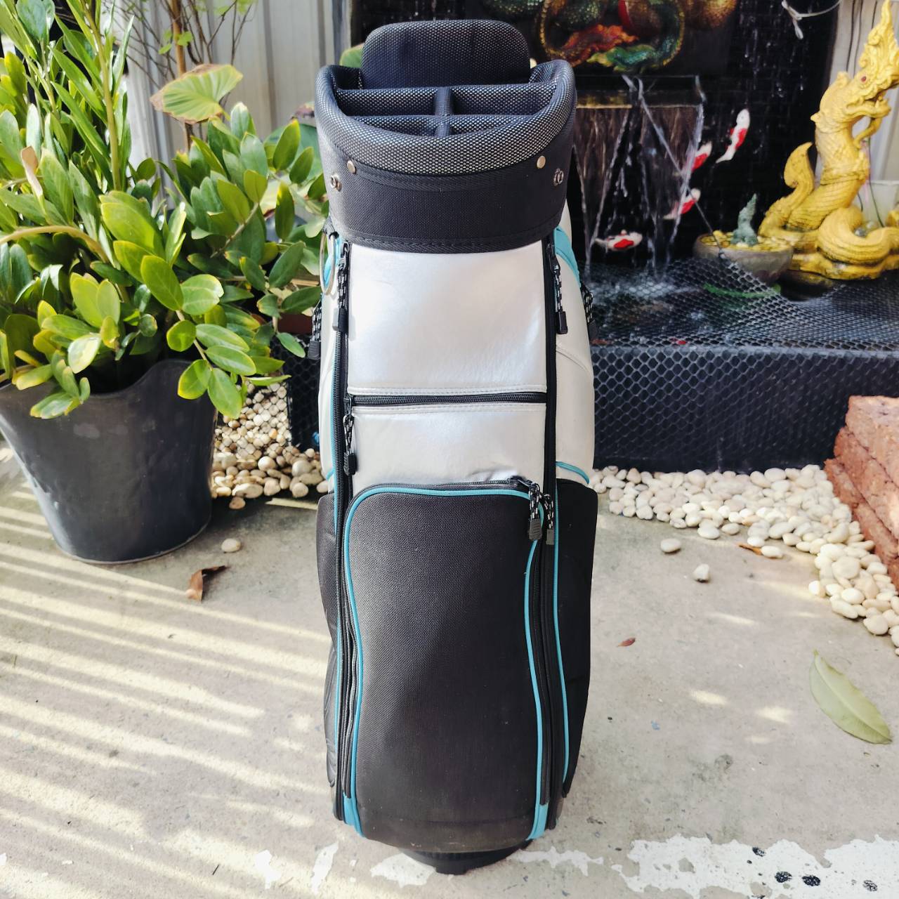 IZZO GOLF BAG มือสอง ของแท้ สภาพสมบูรณ์เดิมๆ ถุงใช้ดีมากๆ ซิปและช่องทั้งหมดใช้ได้ดีมาก ถุงกอล์ฟพรีเมี่ยมมือสอง ของแท้ By NakaraLuxuriious