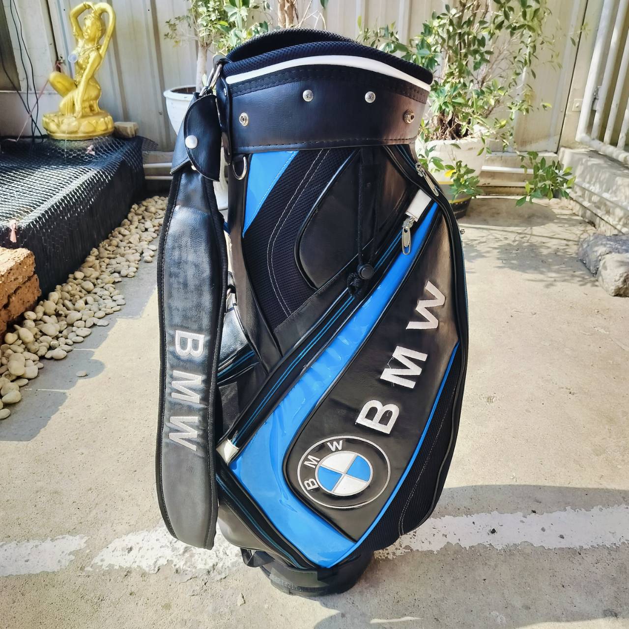 ถุงกอล์ฟ BMW ด้านนอกสวยๆ ด้านในมีตำหนิ ช่องใส่ไม้กอล์ฟหัก นอกนั้นใช้งานได้หมด ถุงน่าใช้ แป๊ก COVER หลุด 1 จุด