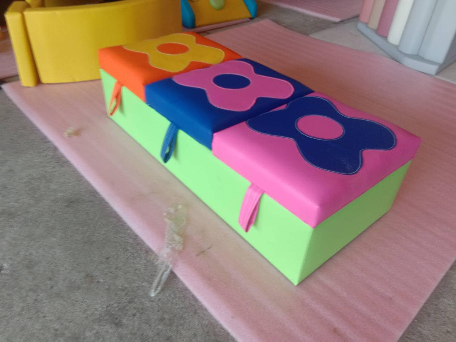 สตูลจัดระเบียบนุ่มนิ่ม ,กล่องเก็บของ,สตูลเปิดเก็บของ,เฟอร์นิเจอร์เด็ก เบาะหนังนุ่มนิ่ม softplay, indoor playground kidszone สวนสนุกในร่ม รับสั่งทำ บ่อบอล ห้องบอล ตามขนาด