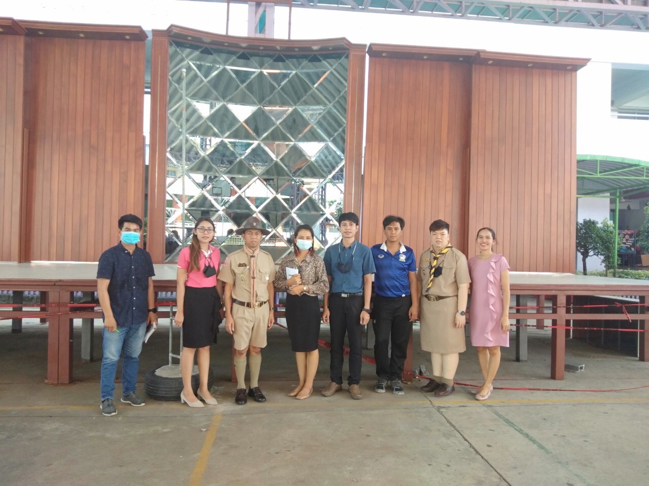 ราชวินิตประถม(บางแค)ทำเวที,ประตู,ที่นั่ง,สนามเด็กเล่น