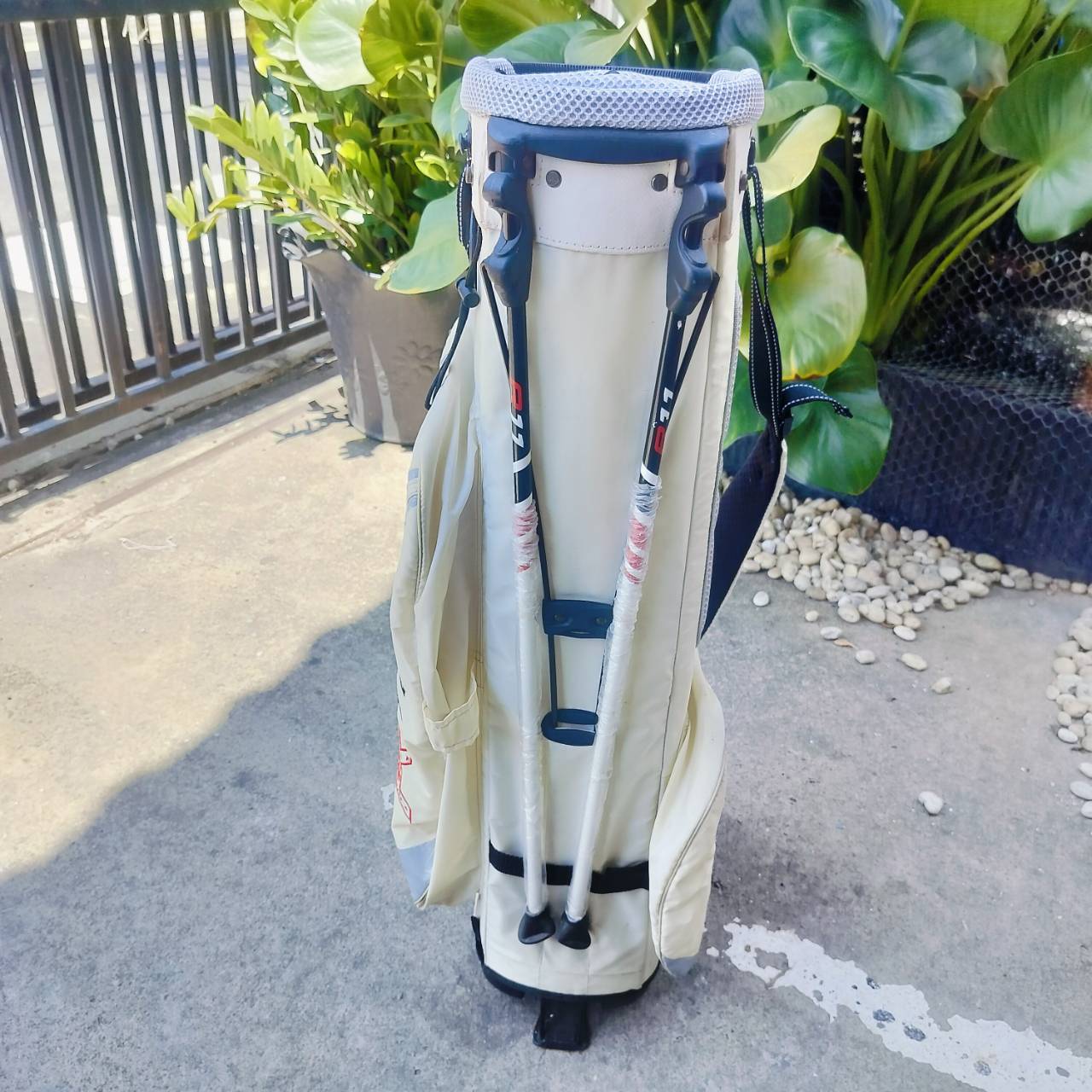 ** ไม่มี COVER ** ถุงกอล์ฟ Taylormade R11 มือสอง รุ่นขาตั้ง มีสายสะพาย