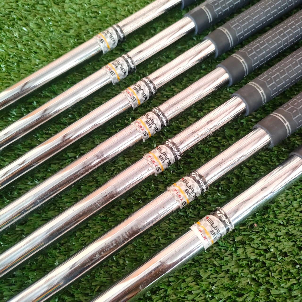 ชุดเหล็ก TAYLORMADE BURNER PLUS มีเหล็ก 4-9 เเละ PW FLEX S รุ่น PLUS คือจะตีไกลกว่ารุ่นปกติ ไม้กอล์ฟมือสอง ของแท้ BY NakaraLuxurious