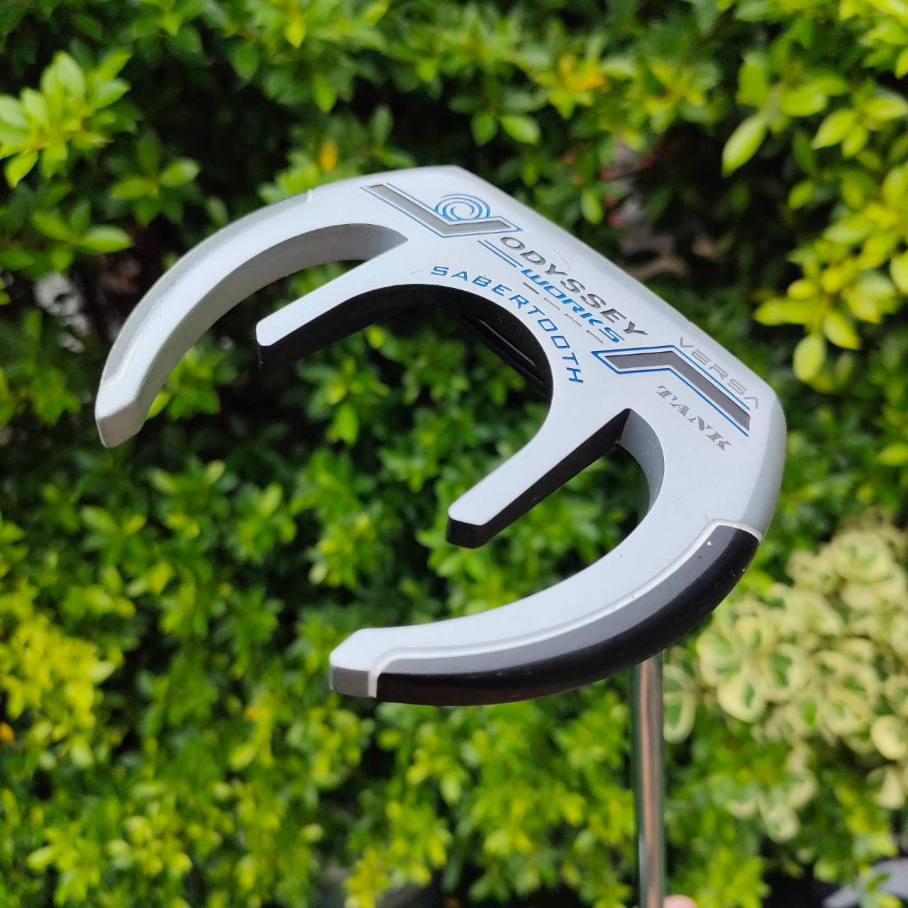 PUTTER ODYSSEY WORKS VERSA TANK SABERTOOTH ความยาว 34 นิ้ว กริพเป็นเเบบยาว แบรนด์ SUPER STROKE เป็นสุดยอดรุ่นยอดนิยม!! ไม้กอล์ฟมือสอง ของแท้ BY NakaraLuxurious
