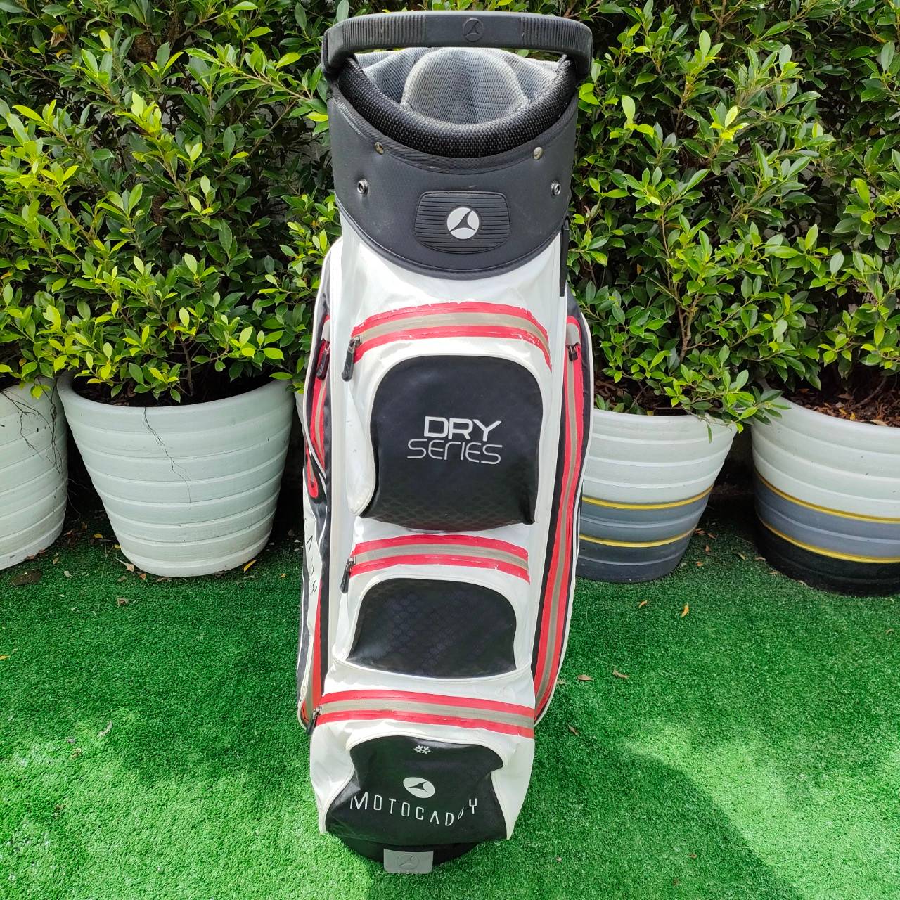 ถุงกอล์ฟมือสอง MOTOCADDY ดีไซน์ออกแบบเท่มากครับ ใส่ไม้แบบ 14 ช่อง สภาพสวยเลย กำลังดังที่ประเทศอังกฤษเลยครับ