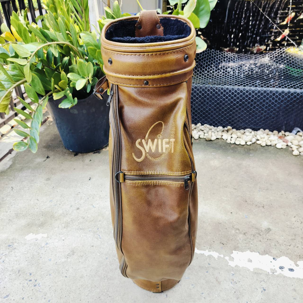 ถุงกอล์ฟมือสอง SWIFT หนังแท้ ถุงคลาสสิคมาก ภายในบุกำมะหยี่ อย่างดี สภาพสวยน่าใช้มาก สไตล์วินเทจ สีสวยมากค่ะ