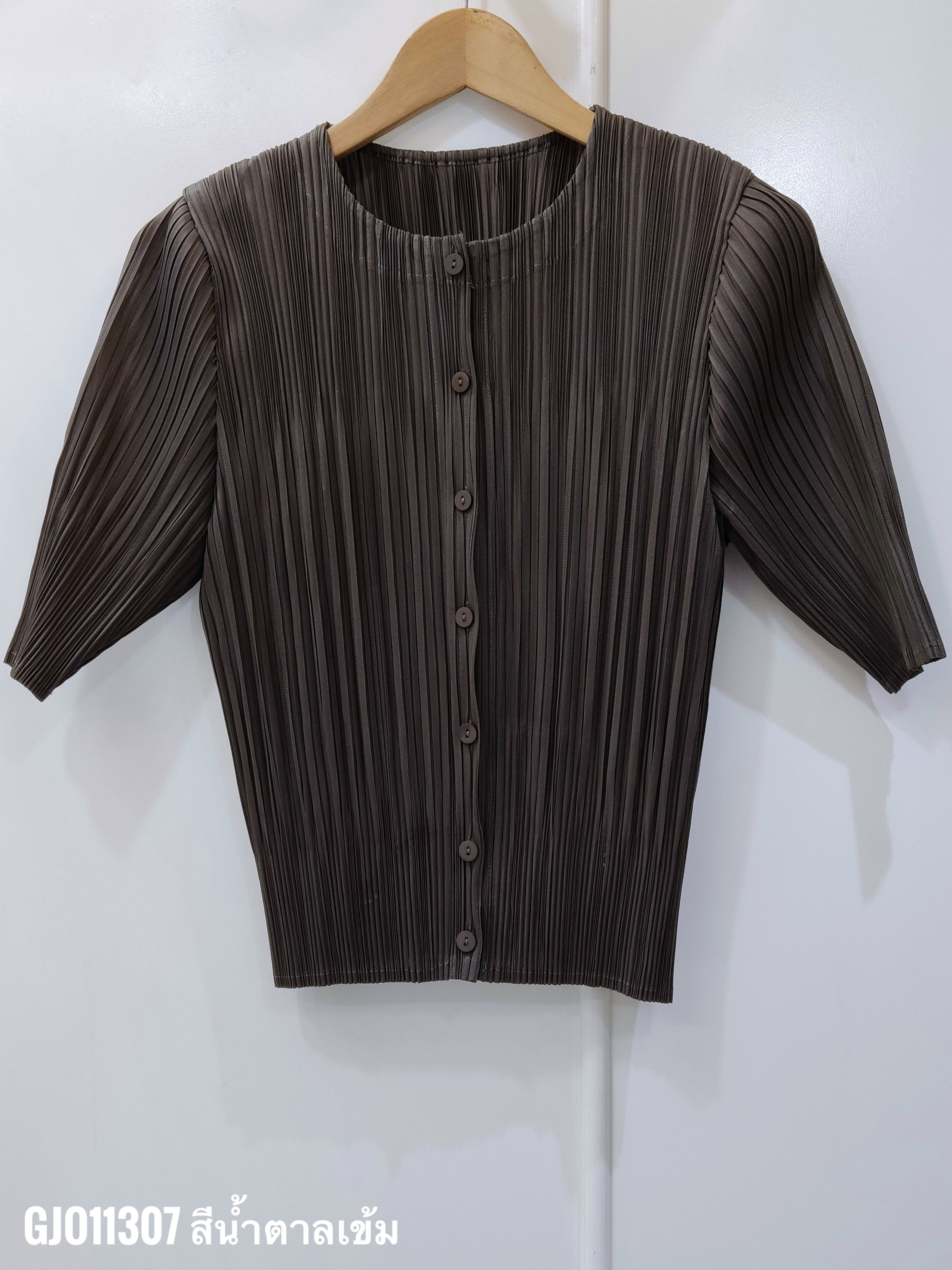 2MUAY รุ่น GJO11307 เสื้ออัดพลีท ROUND NECK BUTTON FRONT PLEATED TOP