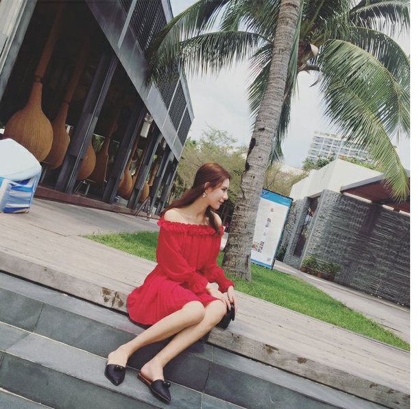 ชุดเดรสปาดไหล่ ผ้าชีฟองอัดพลีส แขนซีทรู สีแดง ตามแบบ